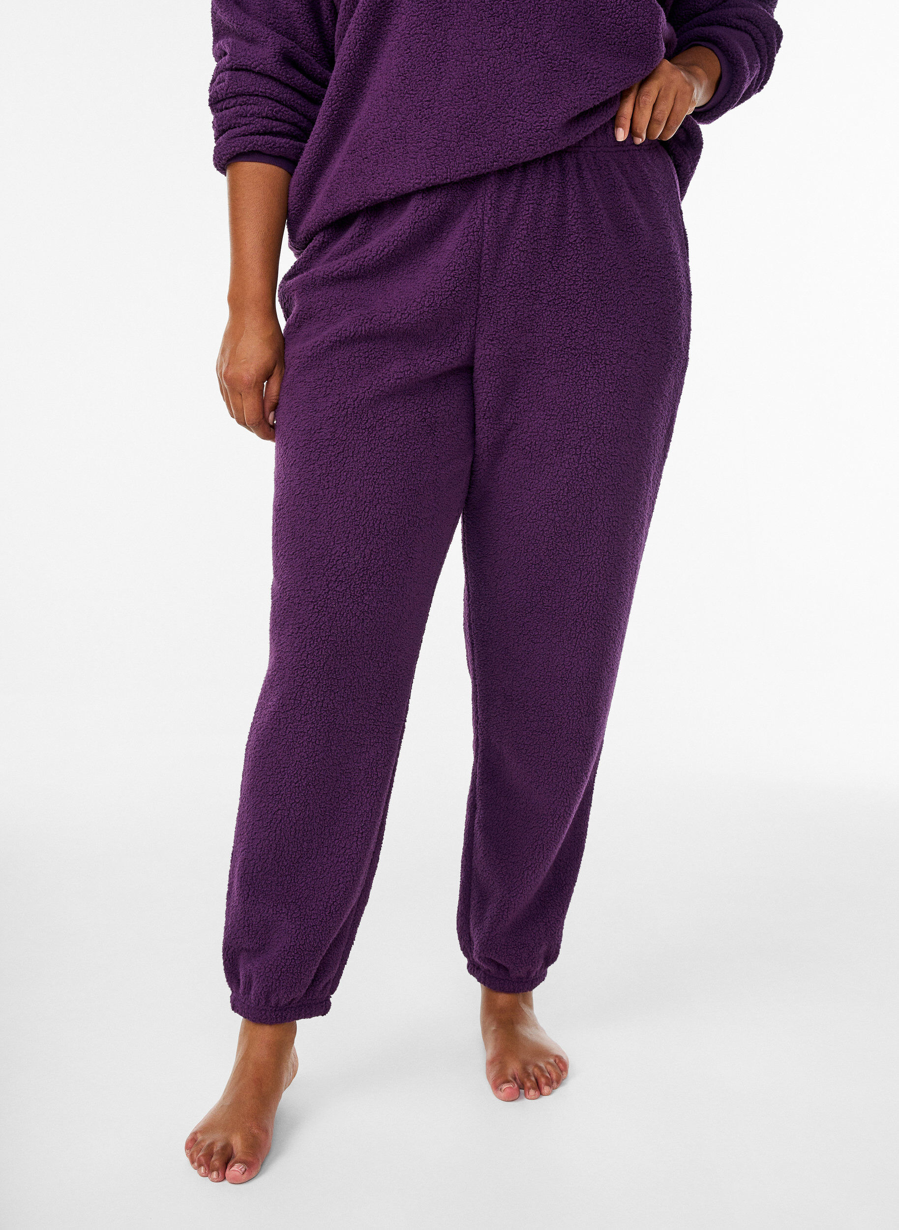 Zizzi Hoch taillierte Hose aus Teddy-Fleece, Lila, Model image number 2