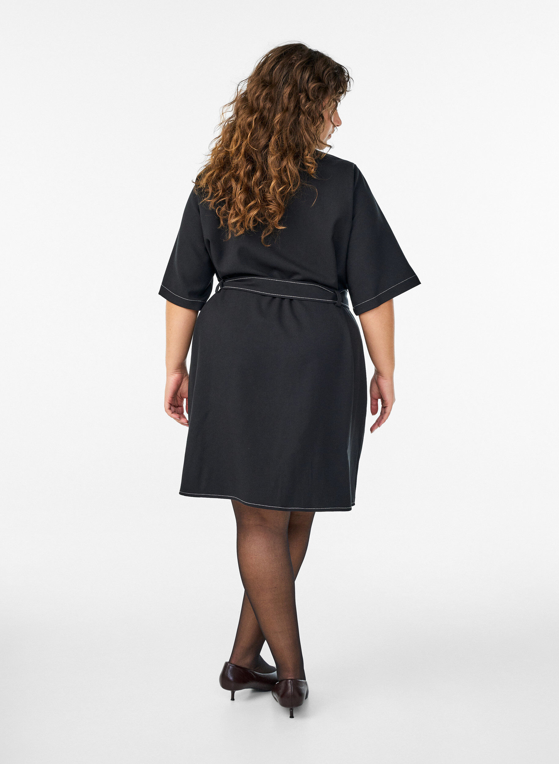 Zizzi Kurzes Hemdblusenkleid mit Kontrastn&auml;hten und Bindeg&uuml;rtel, Schwarz, Model image number 2