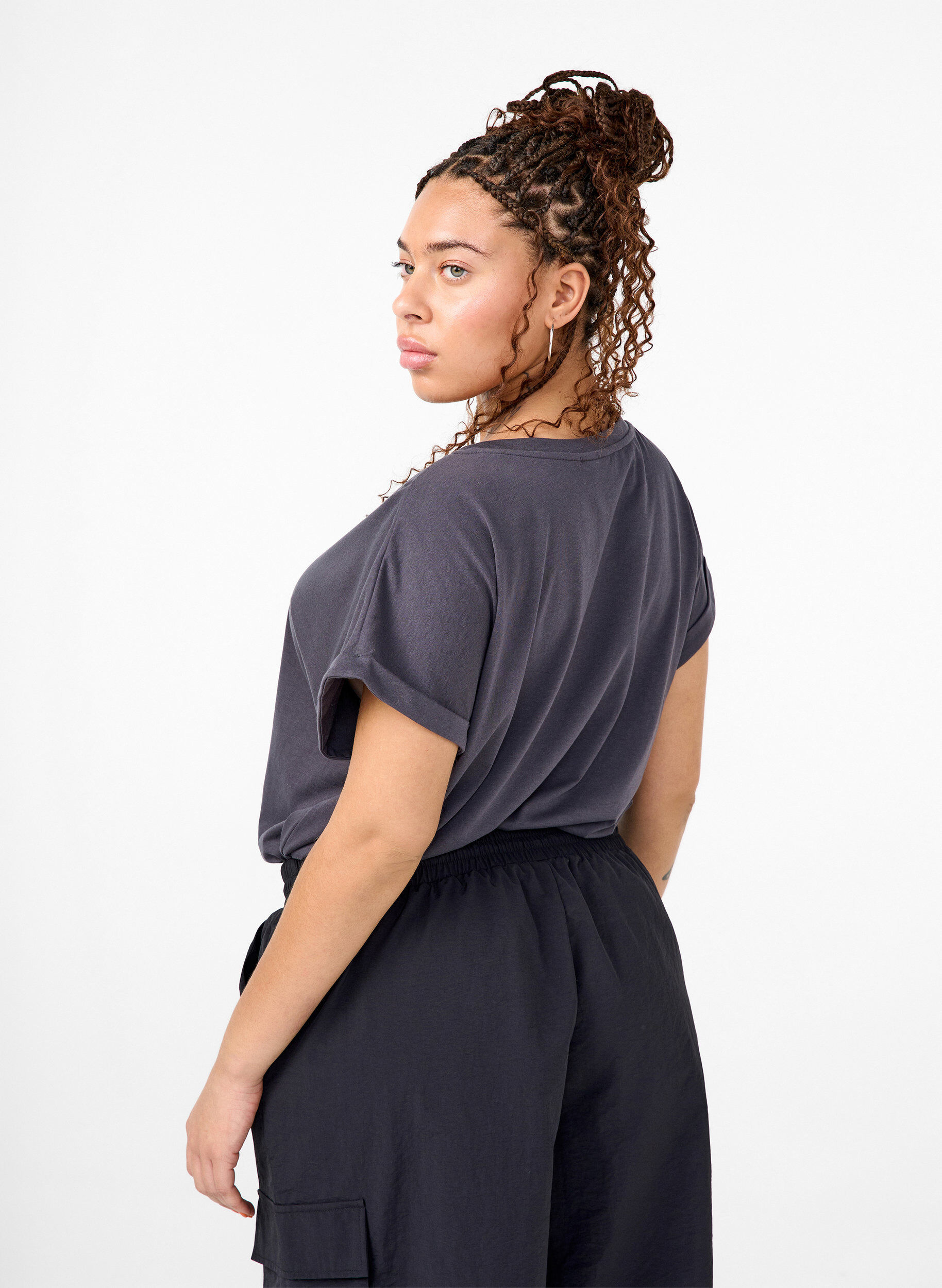 Zizzi T-Shirt aus Baumwollmischung mit kurzen &Auml;rmeln, Grau, Model image number 2