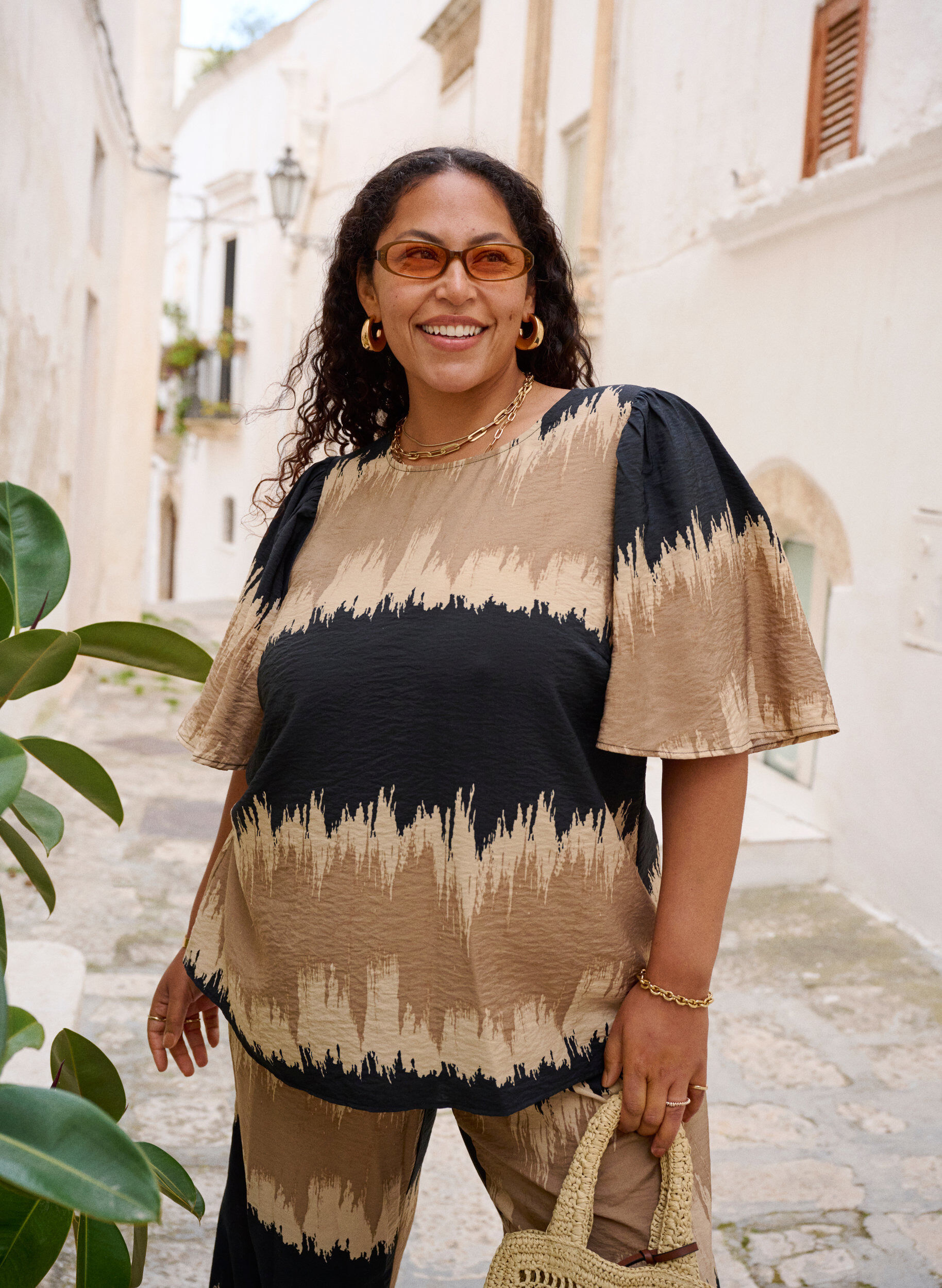 Zizzi Bluse mit weiten &Auml;rmeln und Grafikdruck, Schwarz, Image image number 0