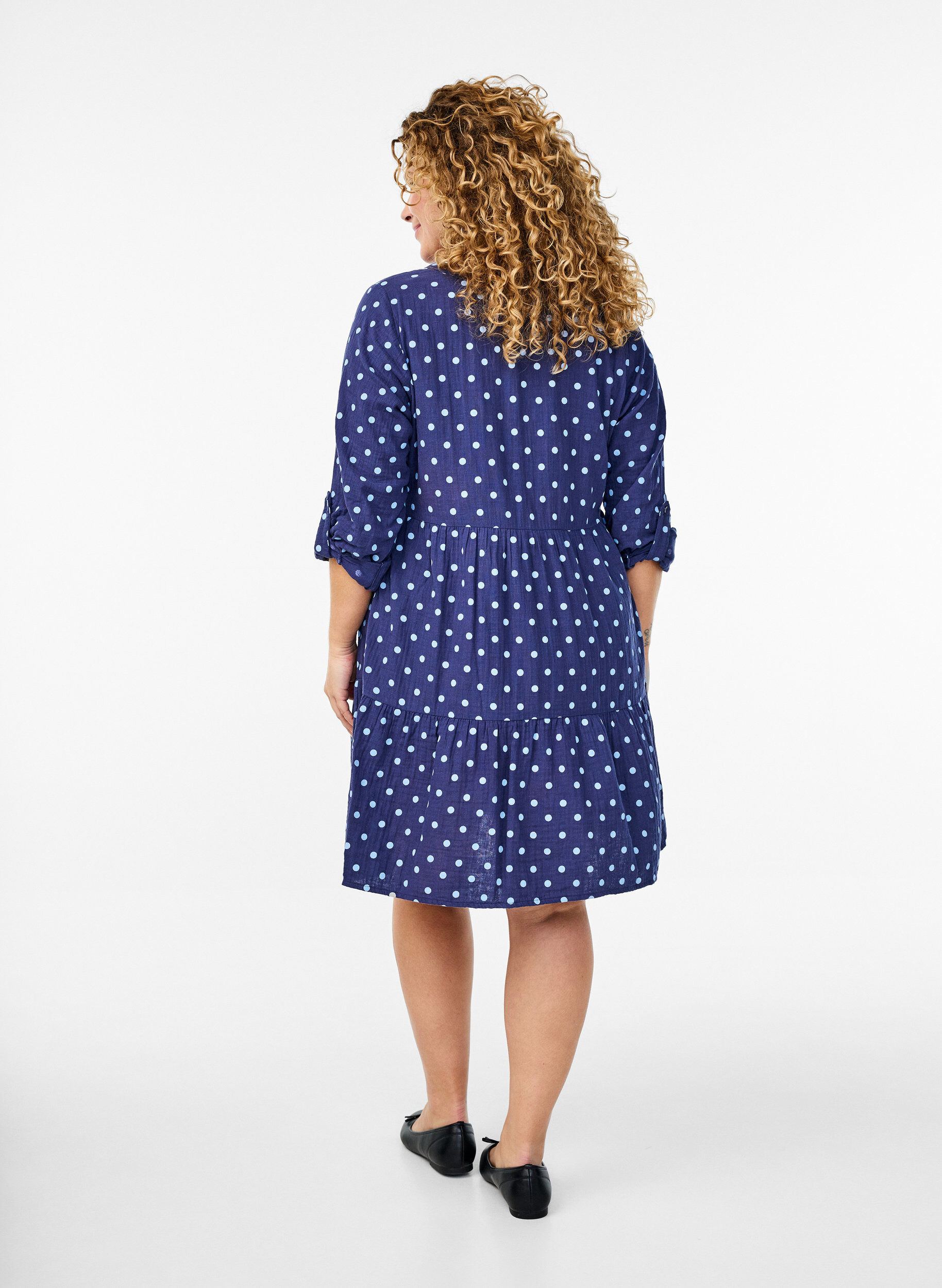 Zizzi Kurzes Kleid aus Baumwoll-Musselin mit Punkten, Blau, Model image number 2