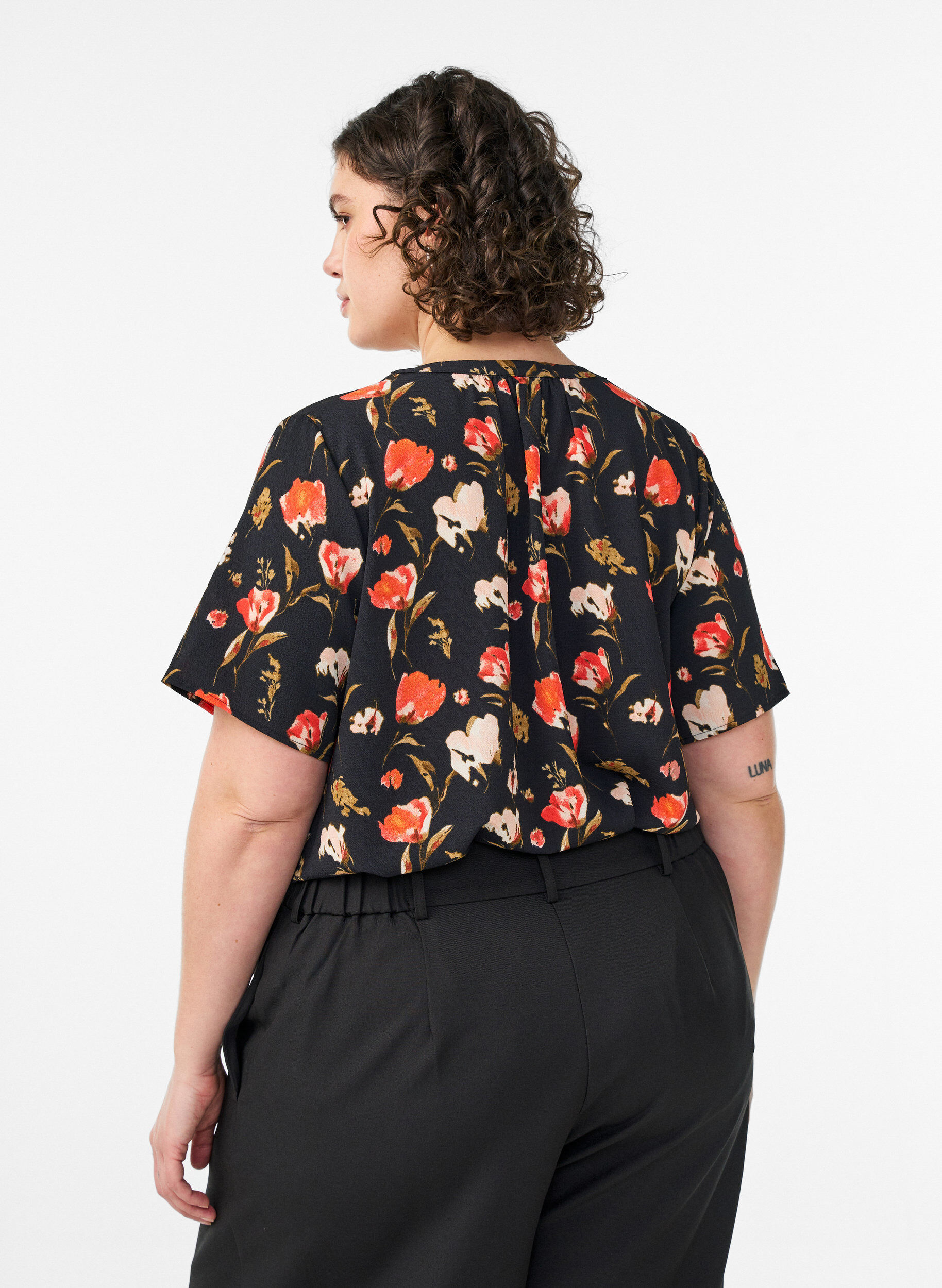 Zizzi Bluse mit kurzen &Auml;rmeln und V-Ausschnitt, Schwarz, Model image number 2