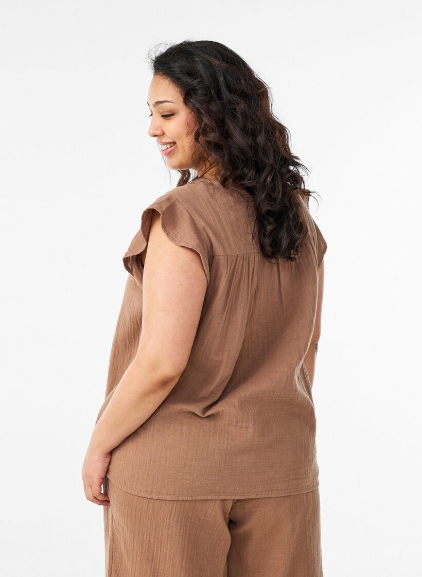 &Auml;rmelloses Oberteil aus Baumwollmusselin mit R&uuml;schen, Braun, Model image number 2