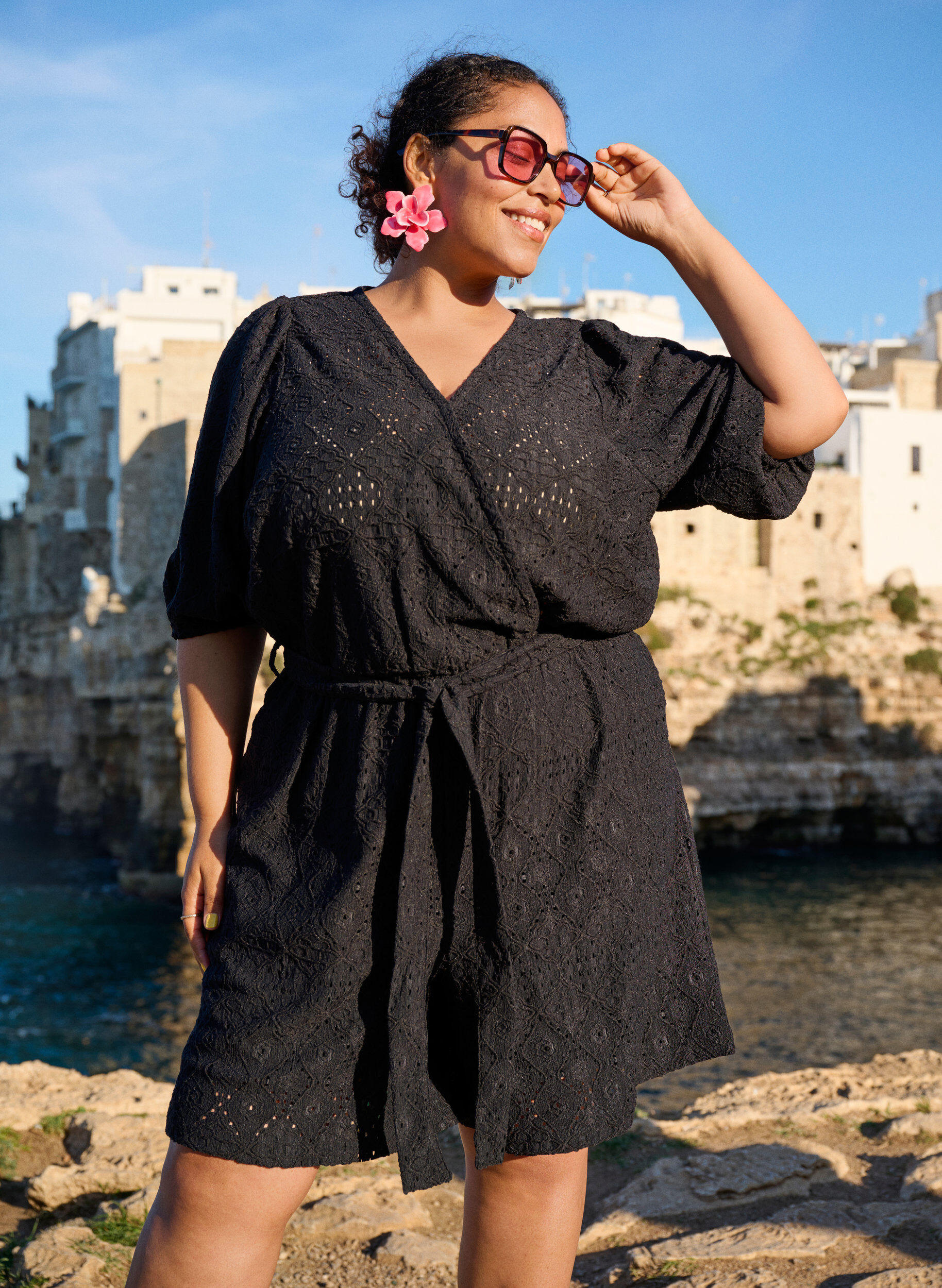 Zizzi Playsuit mit kurzen &Auml;rmeln und Bindeg&uuml;rtel, Black, Image image number 0