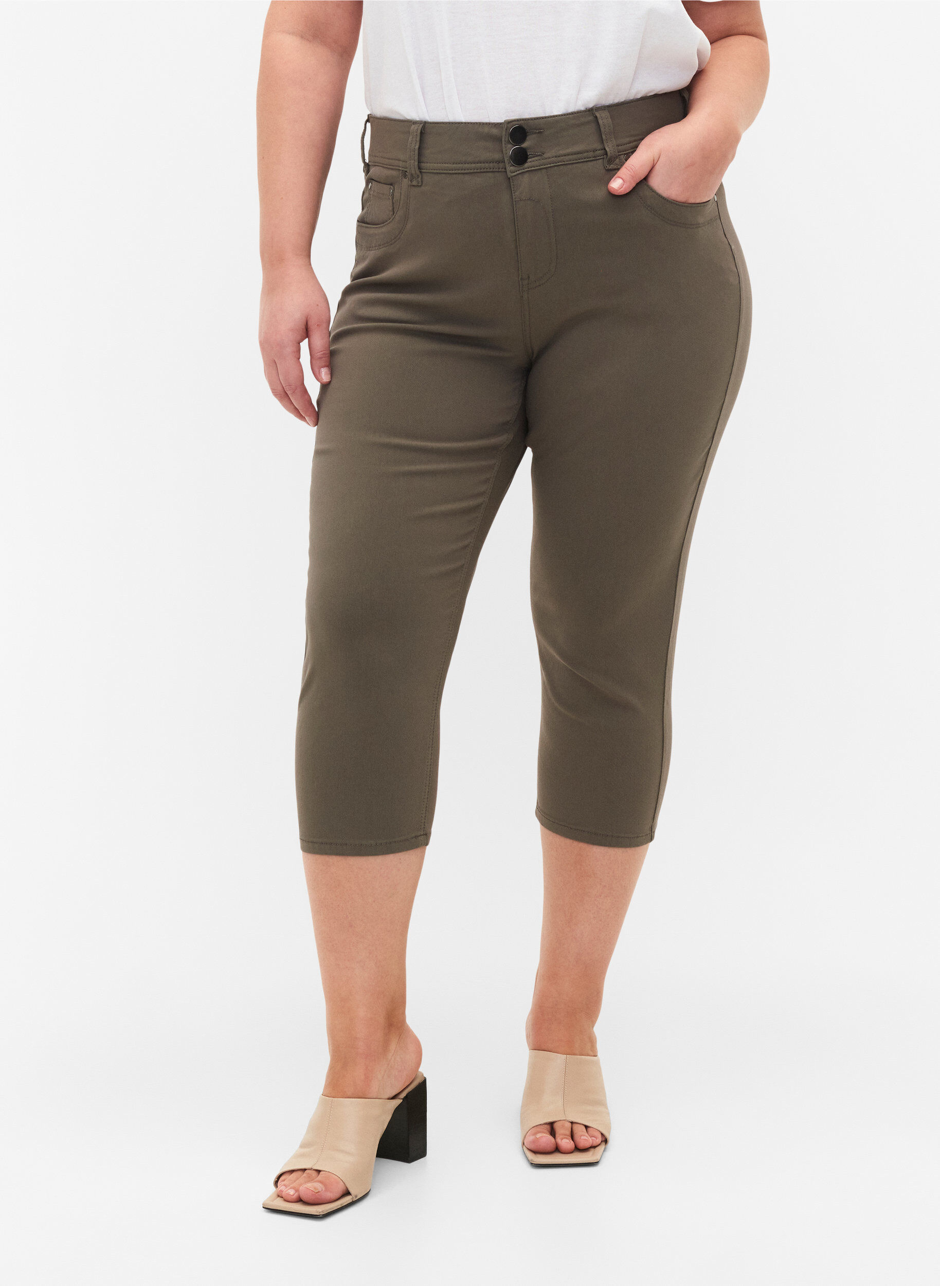 Zizzi Eng anliegende Capri-Hose aus einer Viskosemischung, Dusty Olive, Model image number 2