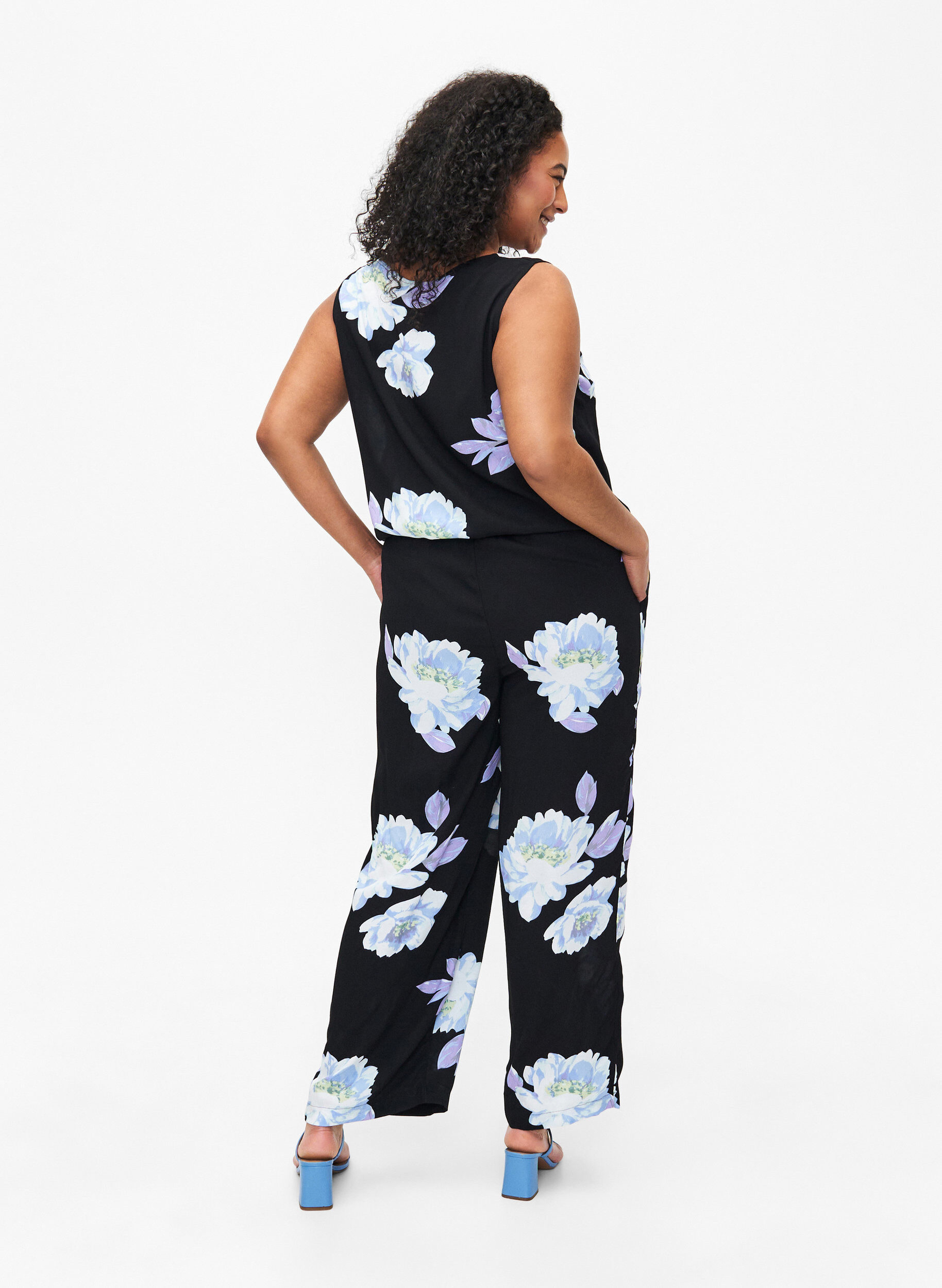 Zizzi &Auml;rmelloser Jumpsuit aus Viskose, Black Big Flower AOP, Model image number 1