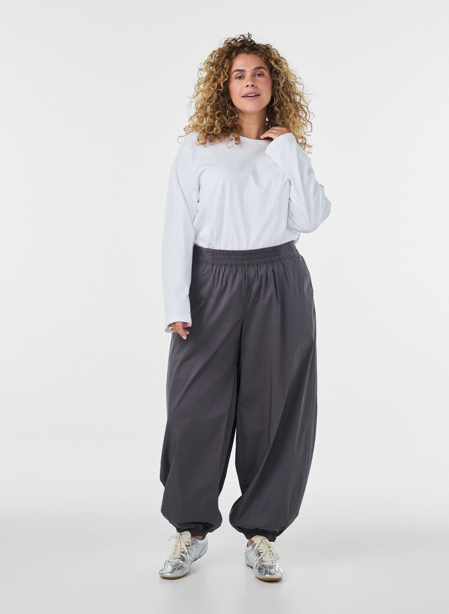 Ballonhose mit Taschen und elastischem Bund, Grau, Model