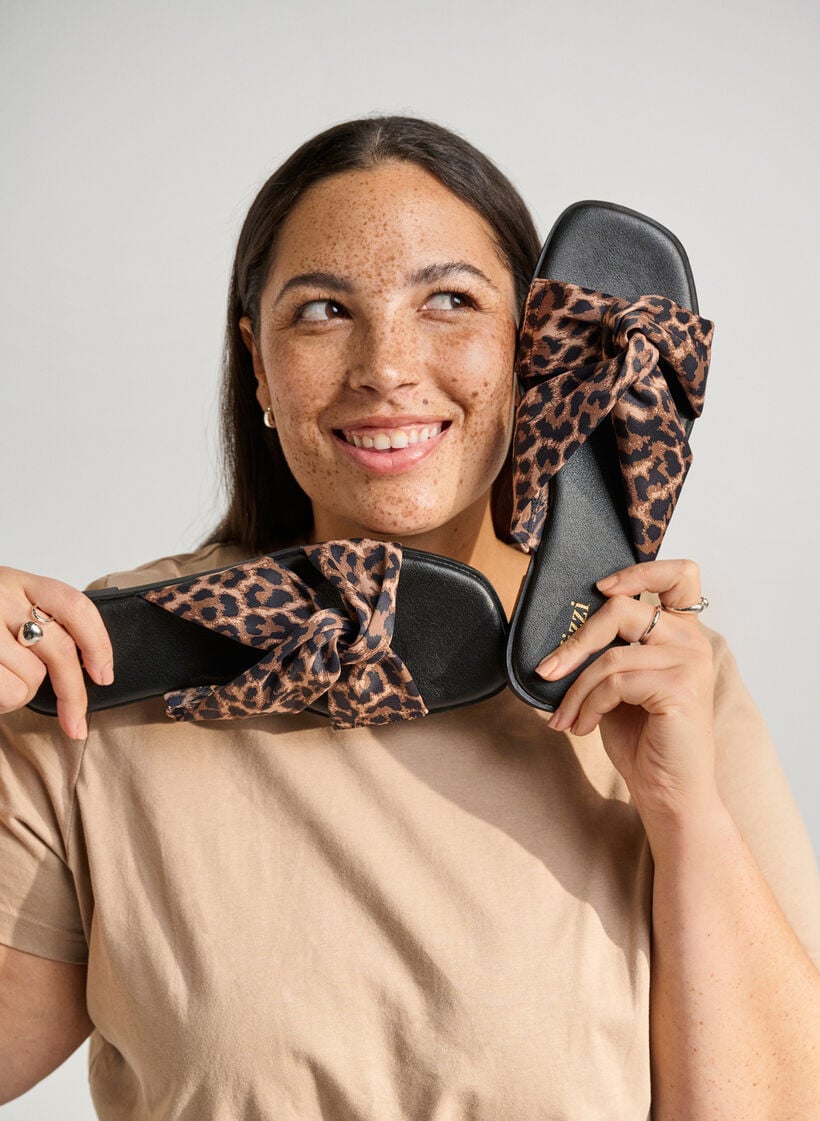 Flache Sandalen mit gekreuzten Satinriemen, Braun, Image image number 0