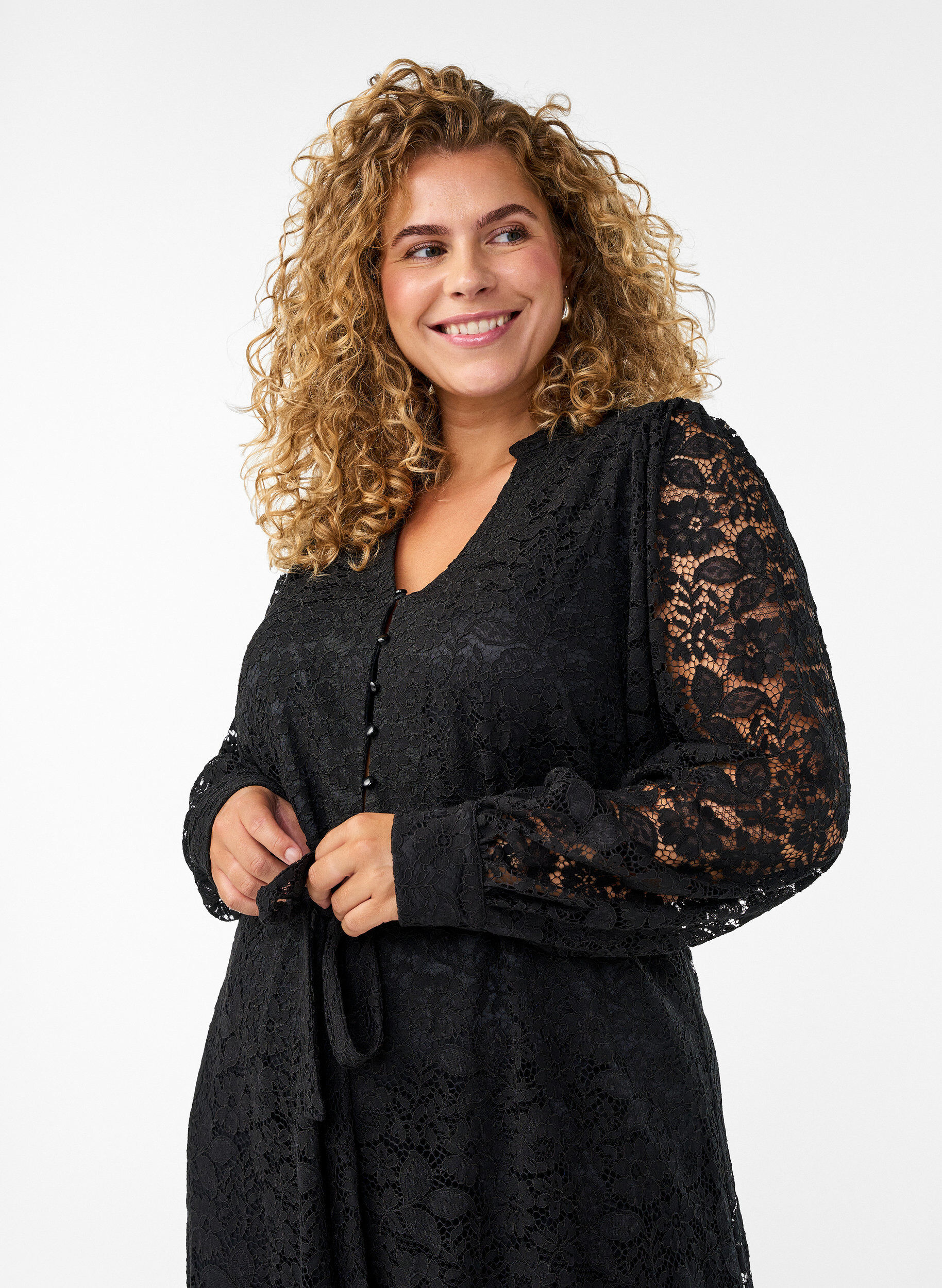 Zizzi Kleid aus Spitze mit langen &Auml;rmeln und einem Bindeg&uuml;rtel, Schwarz, Model image number 2