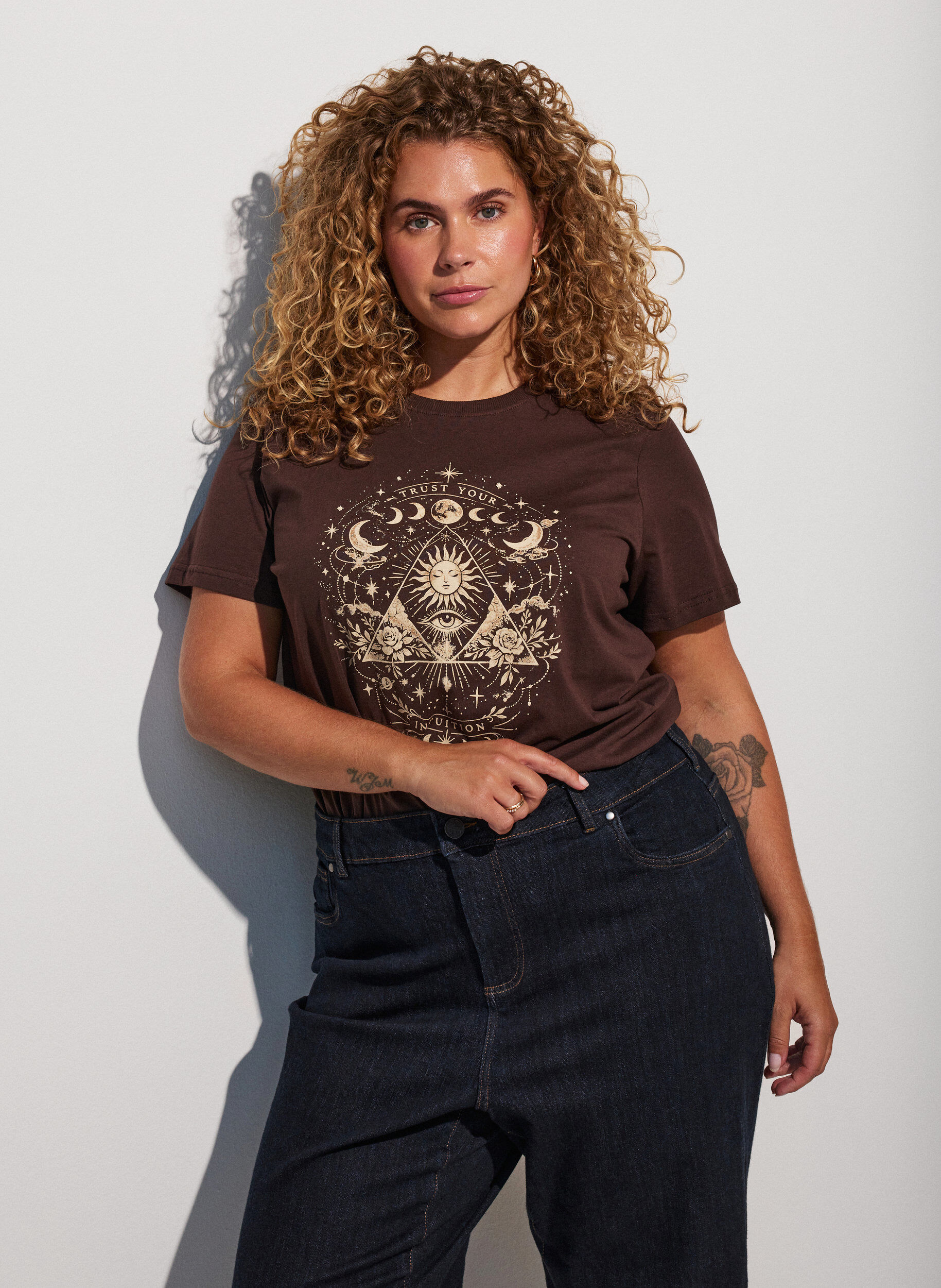 T-Shirt aus Baumwolle mit Frontprint, Braun, Model