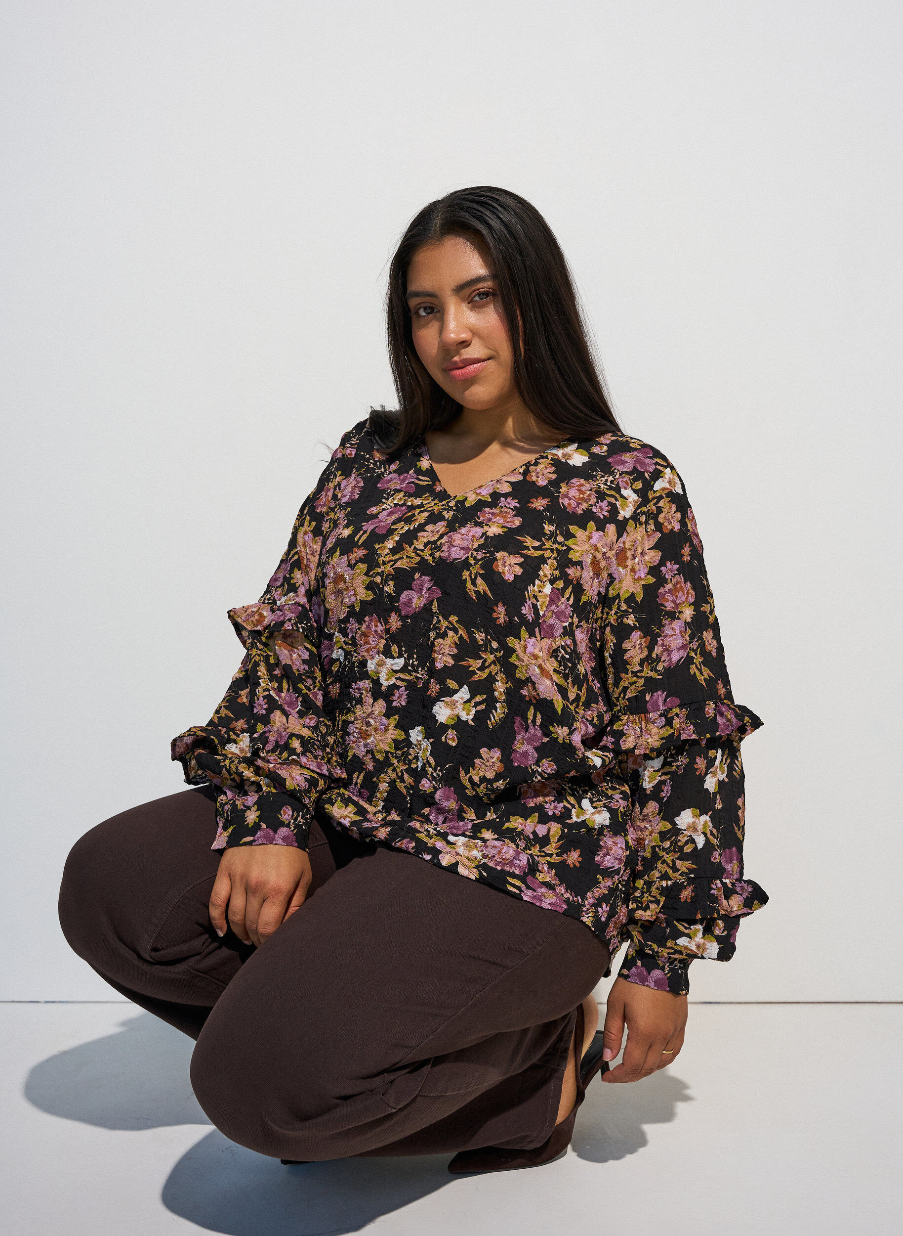 ZizziBluse mit Blumenprint und R&uuml;schendetails, Schwarz, Model image number 0