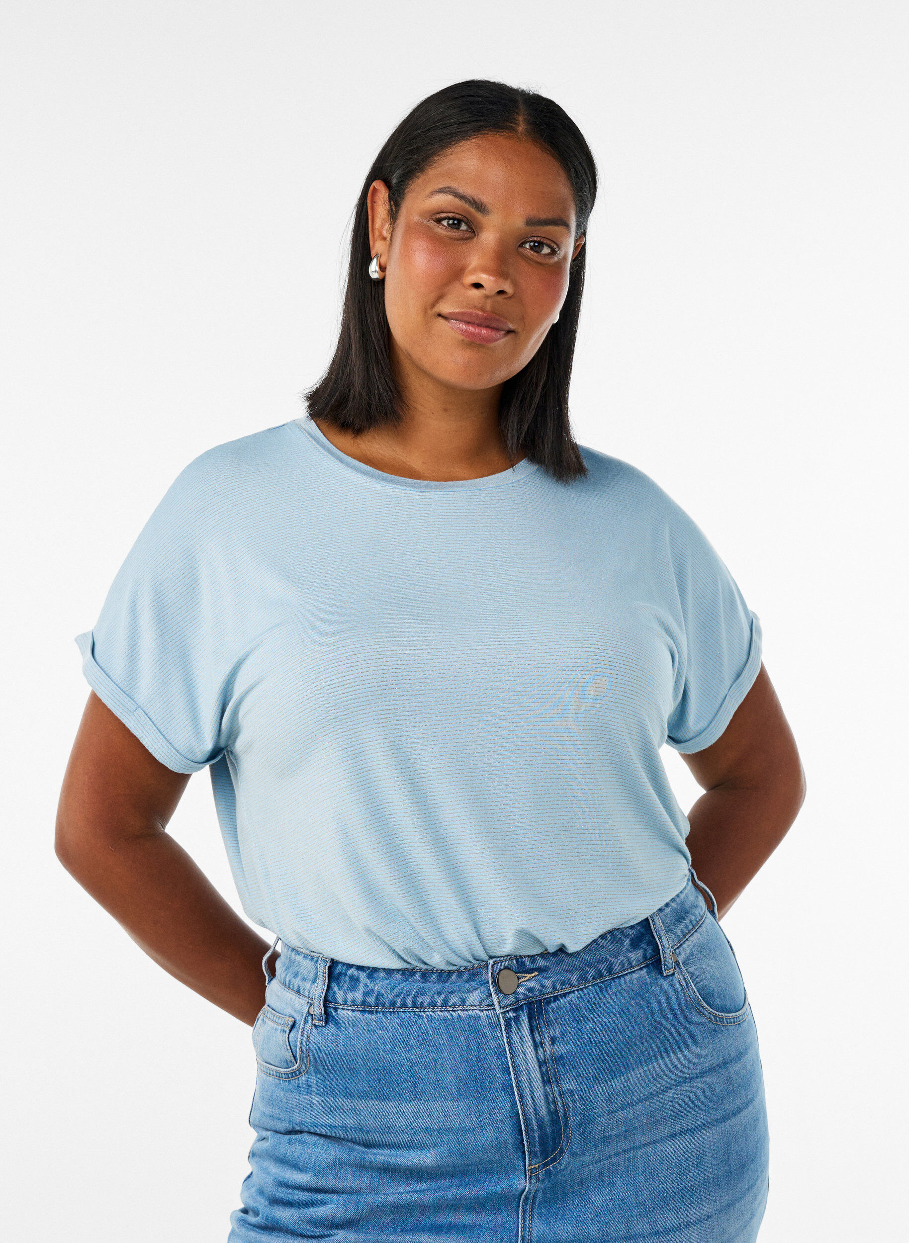 T-Shirt aus Viskose mit Glitzerstreifen, Blau, Model