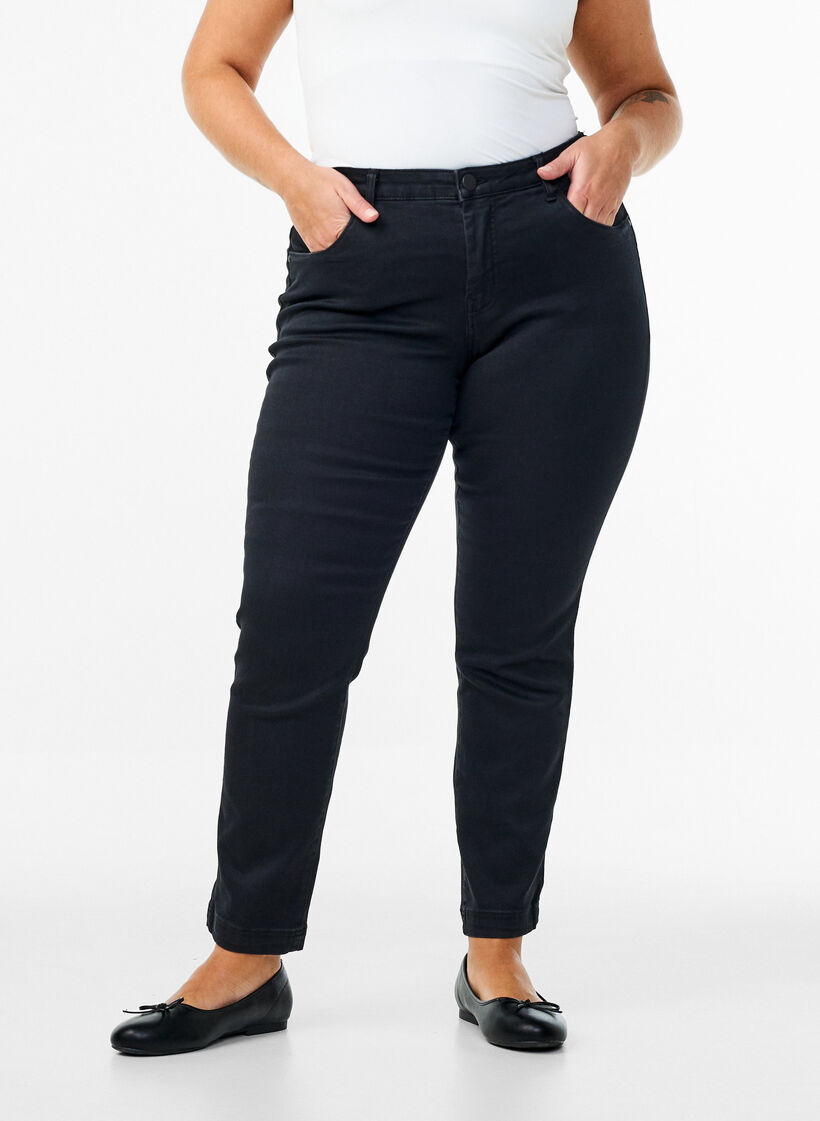 Schmale Passform Emily Jeans mit normaler Taille, Schwarz, Model image number 2