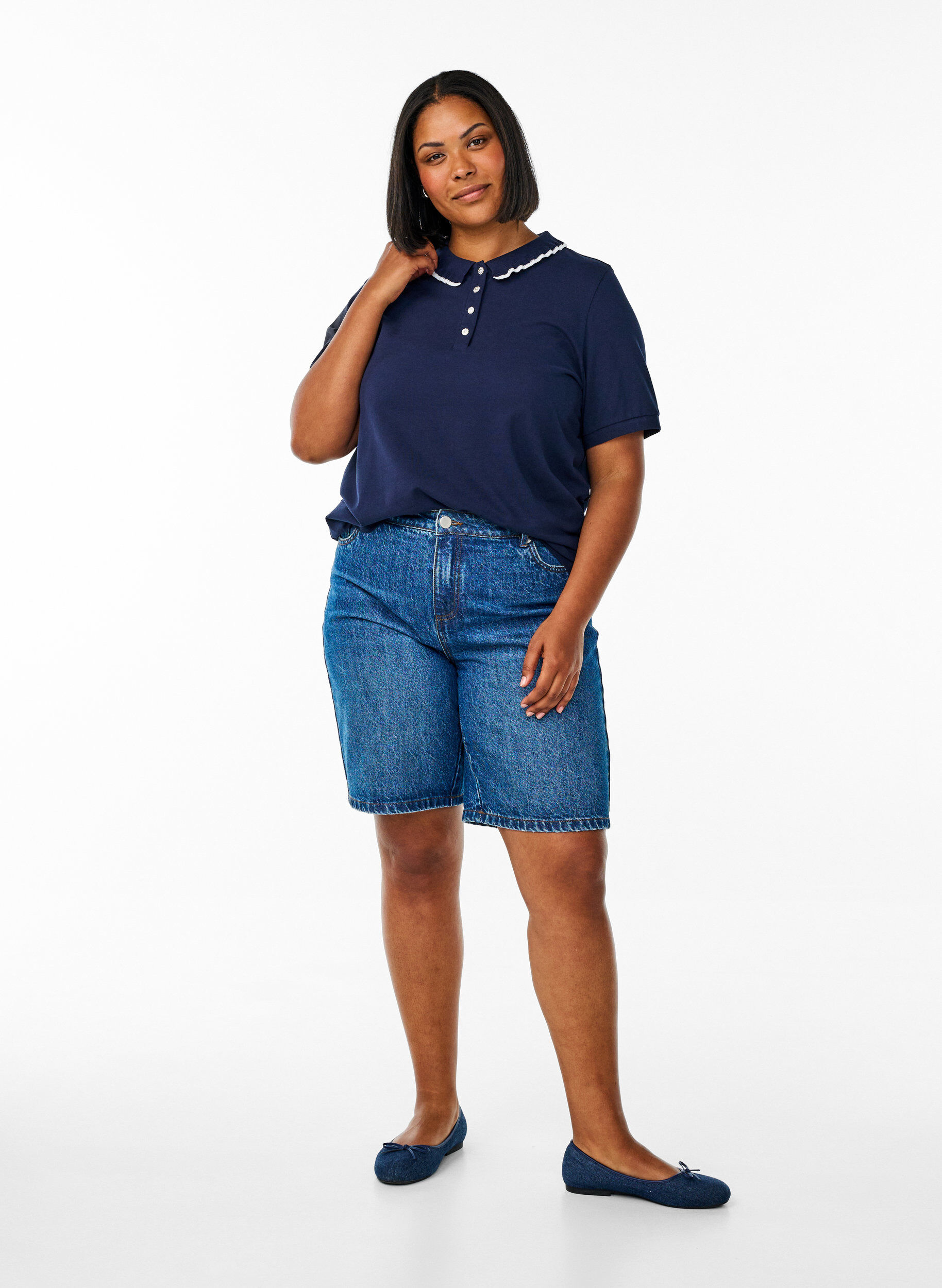 Zizzi Poloshirt mit Strasssteinen und R&uuml;schendetails, Blau, Model image number 1