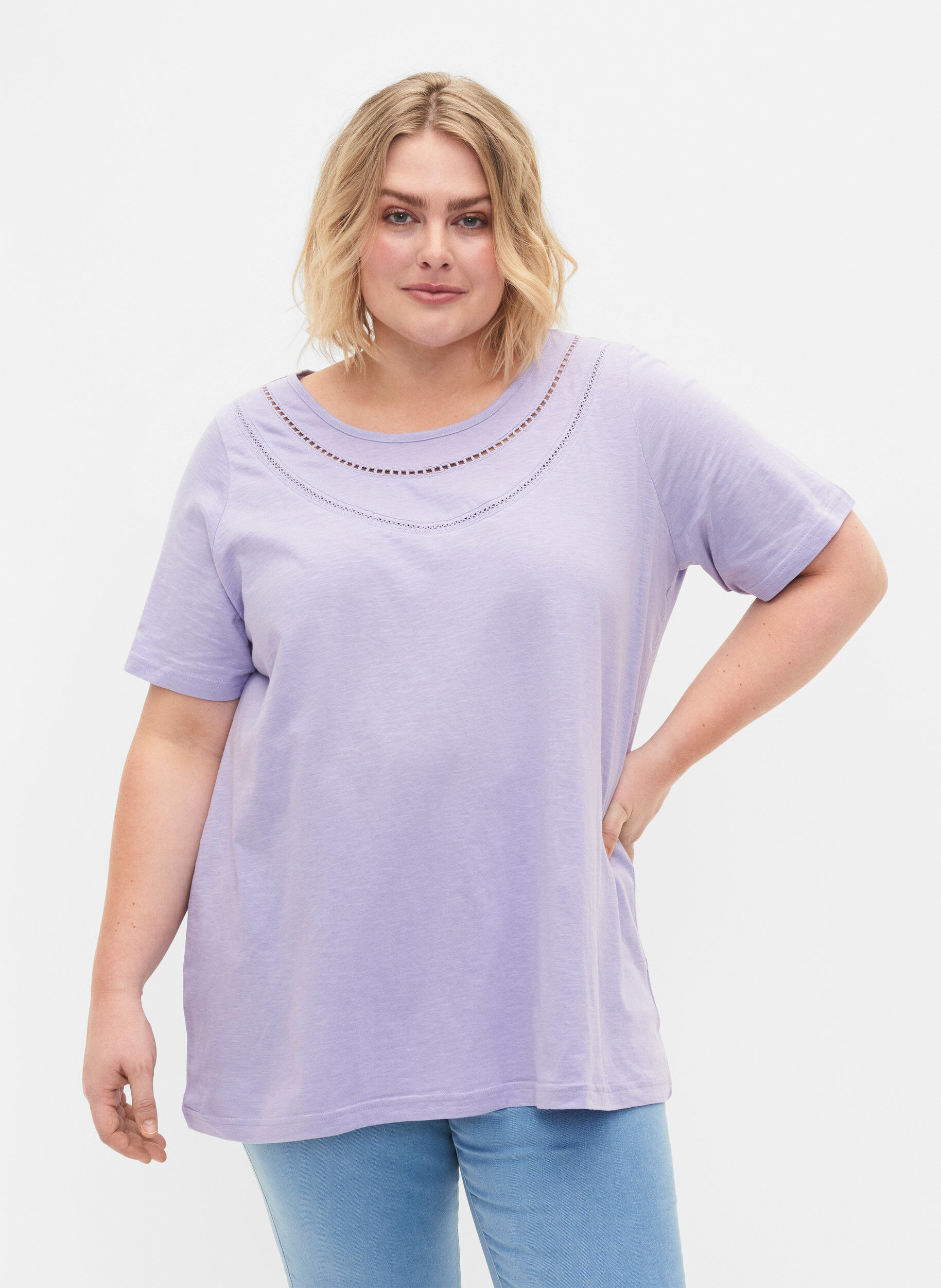 Zizzi T-Shirt aus Baumwolle mit Spitzenband, Lavender, Model image number 0