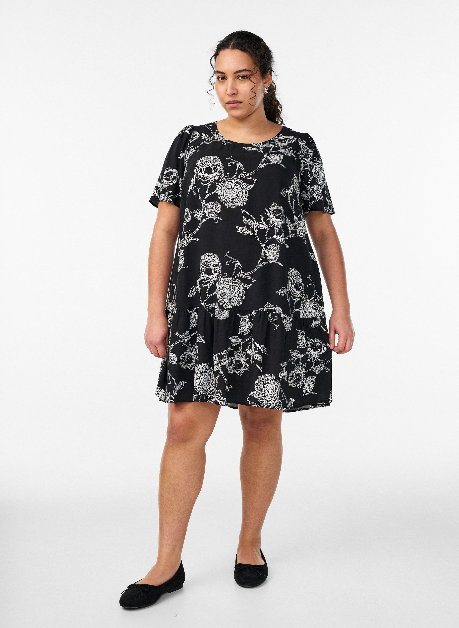Zizzi Kleid aus Viskose mit Schnittlinie, Schwarz, Model image number 1