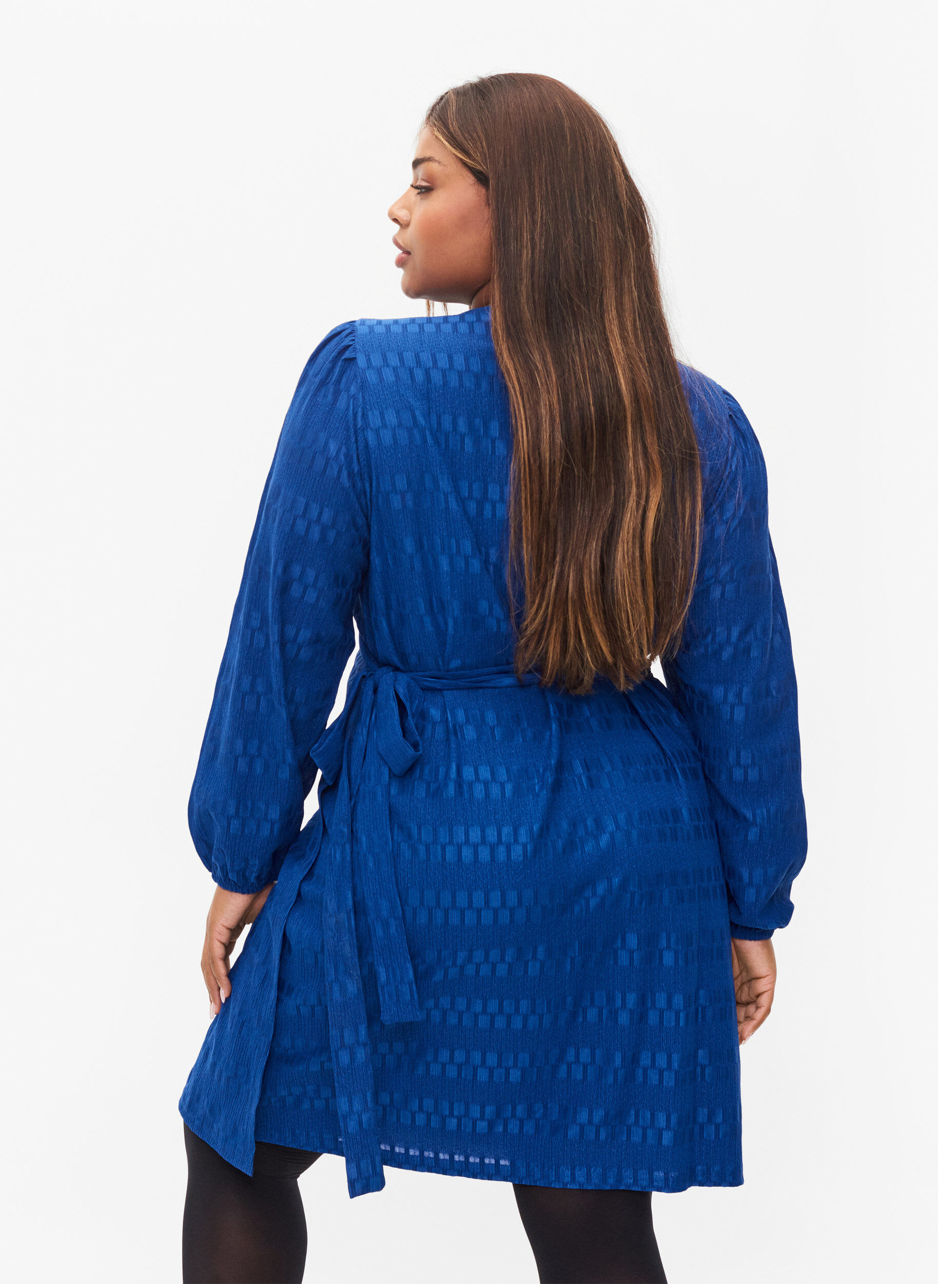 Zizzi Wickelkleid mit langen &Auml;rmeln und Strukturmuster, Surf the web, Model image number 1