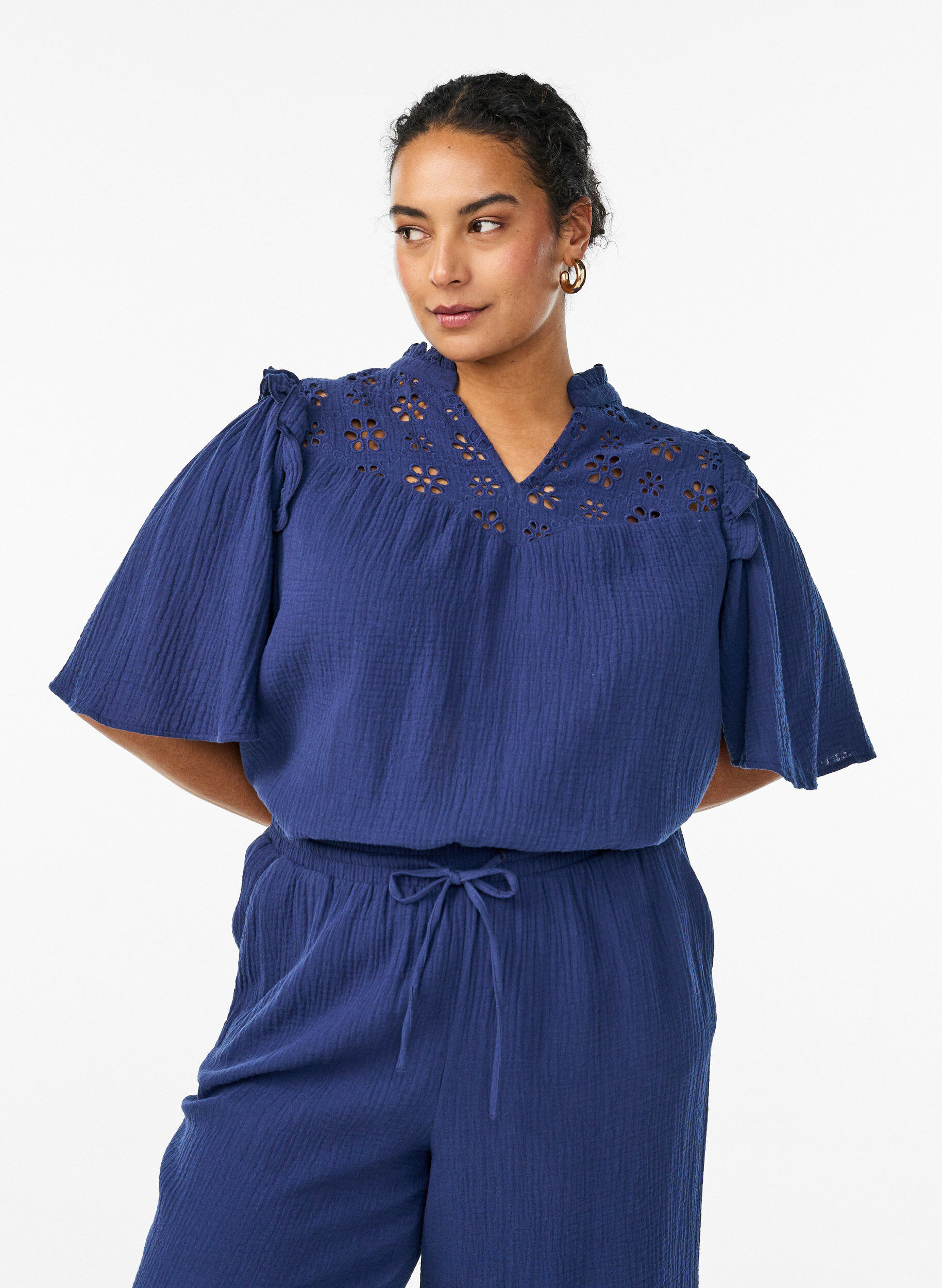 Bluse aus Baumwoll-Musselin mit Broderie Anglaise und 1/2-&Auml;rmeln, Blau, Model