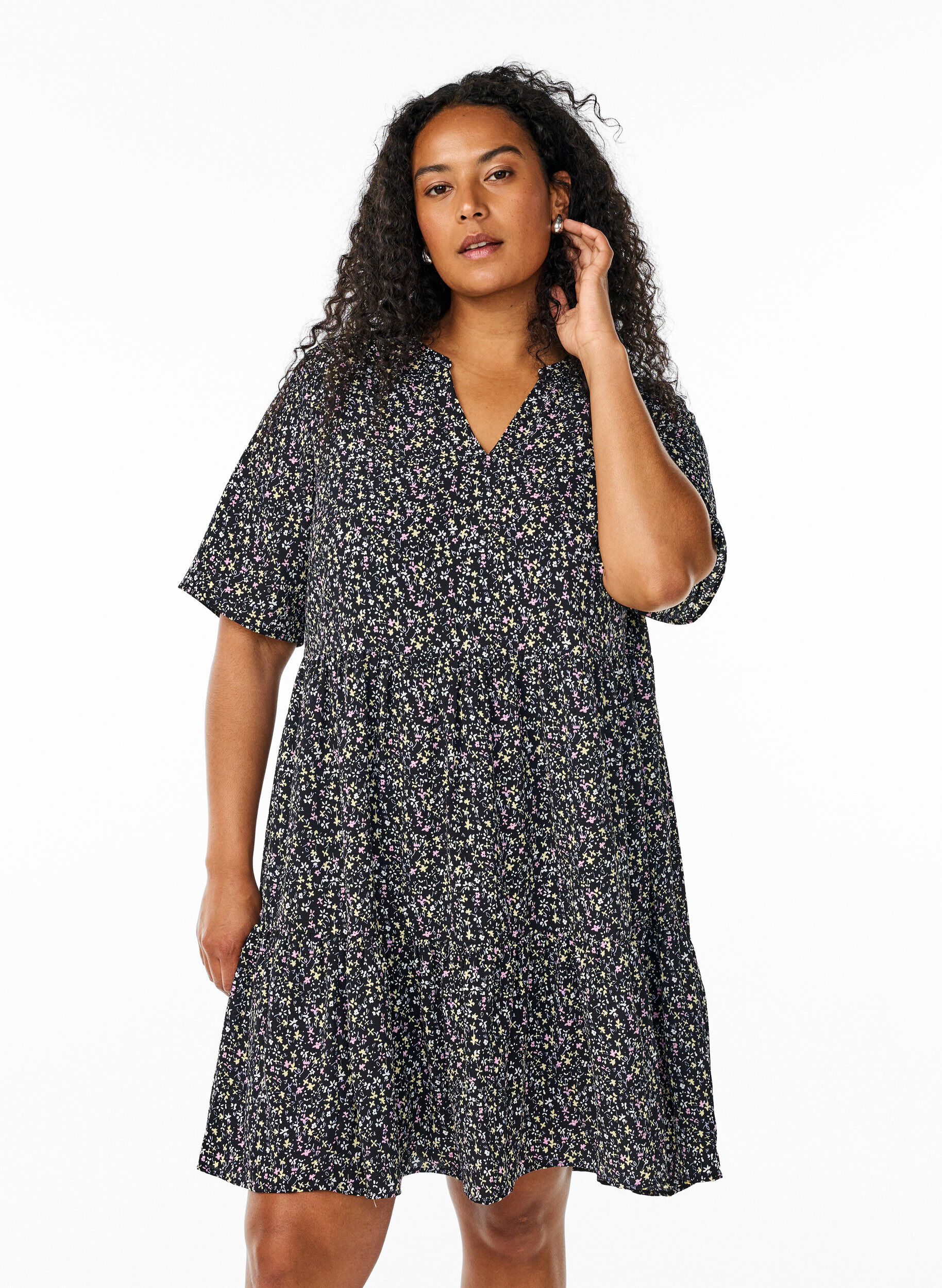 Zizzi Kurzarmkleid in A-Linienform mit Schnittlinien, Schwarz, Model image number 0