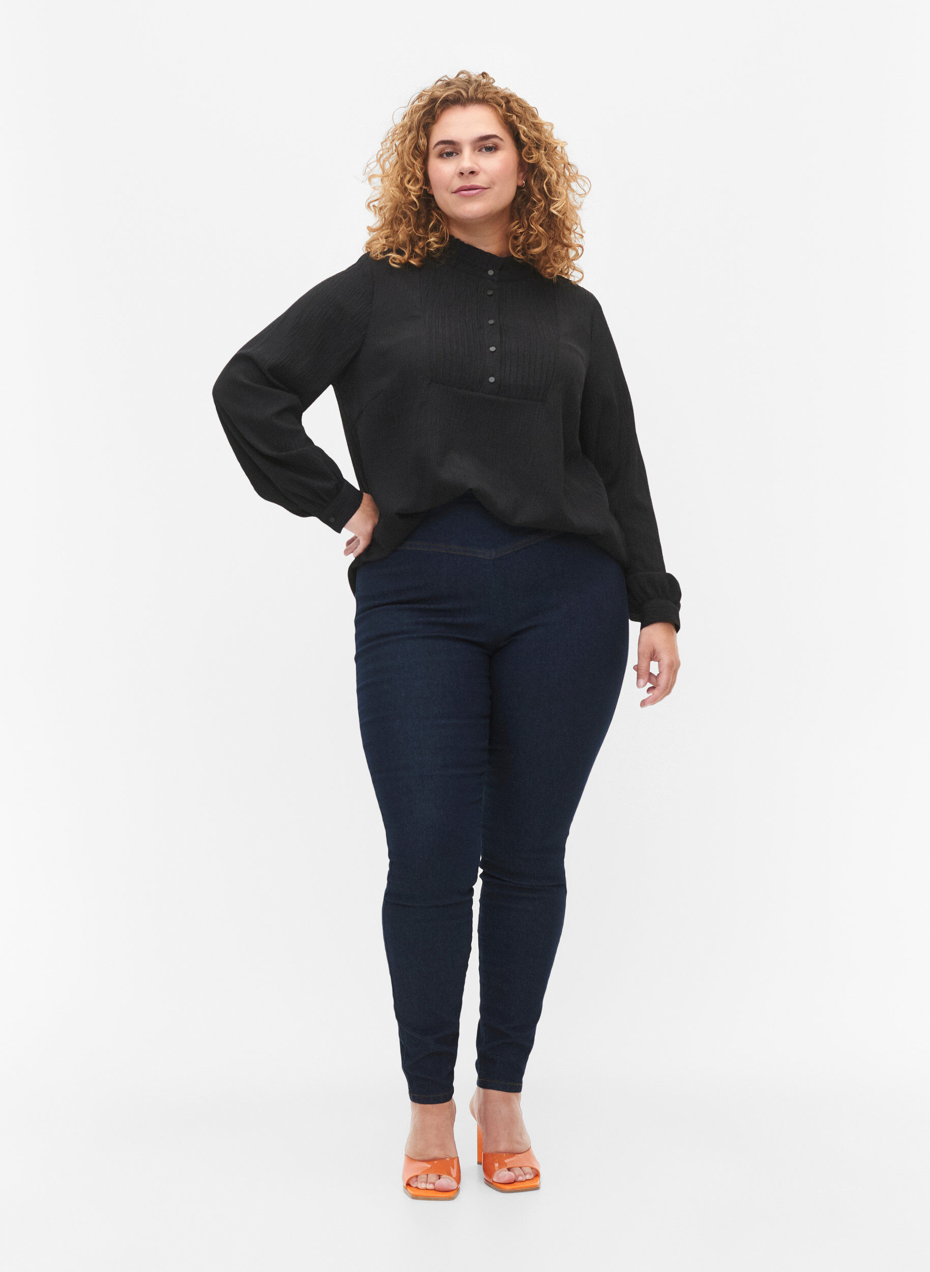 Zizzi Lang&auml;rmlige Bluse mit R&uuml;schenkragen, Black, Model image number 2