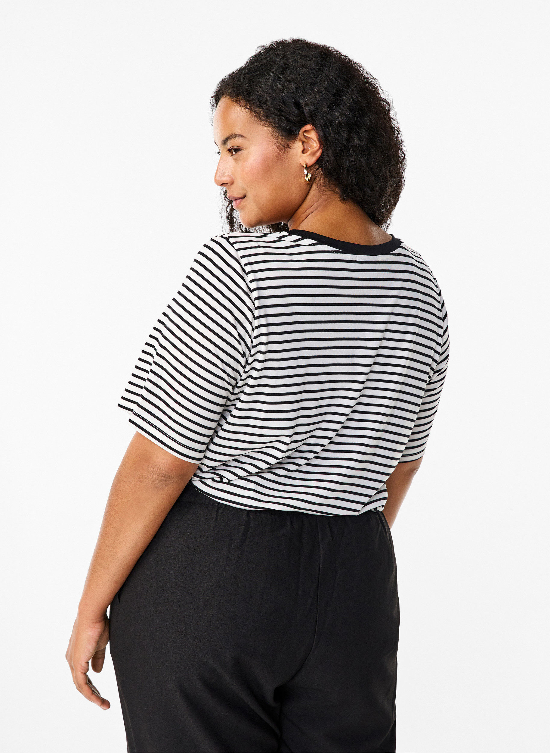 Zizzi Gestreiftes T-Shirt aus Lyocell mit Rundhalsausschnitt, Schwarz, Model image number 2