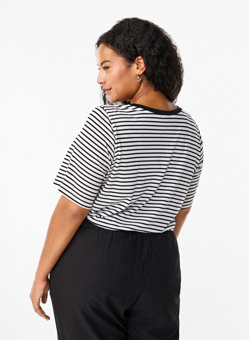 Gestreiftes T-Shirt aus Lyocell mit Rundhalsausschnitt, Schwarz, Model image number 2