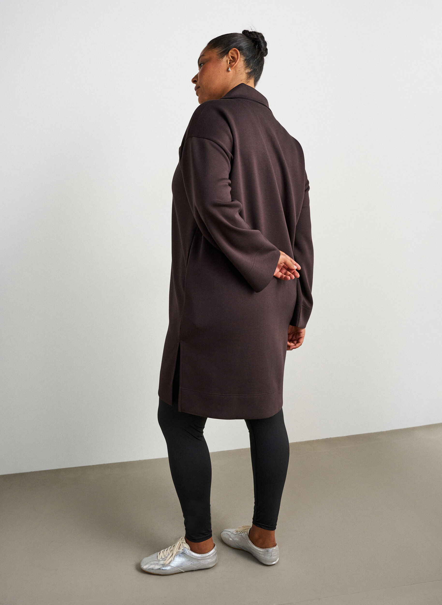 ZizziSportliches Sweatkleid mit hohem Kragen und Rei&szlig;verschluss, Braun, Model image number 2