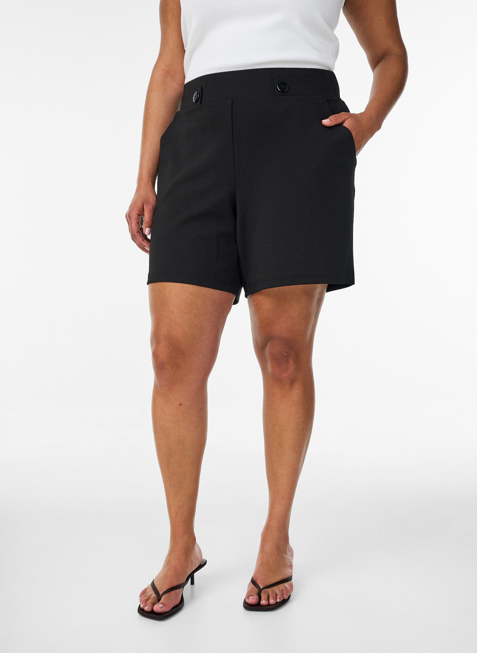 ZizziShorts mit Taschen und lockerer Passform, Schwarz, Model image number 3