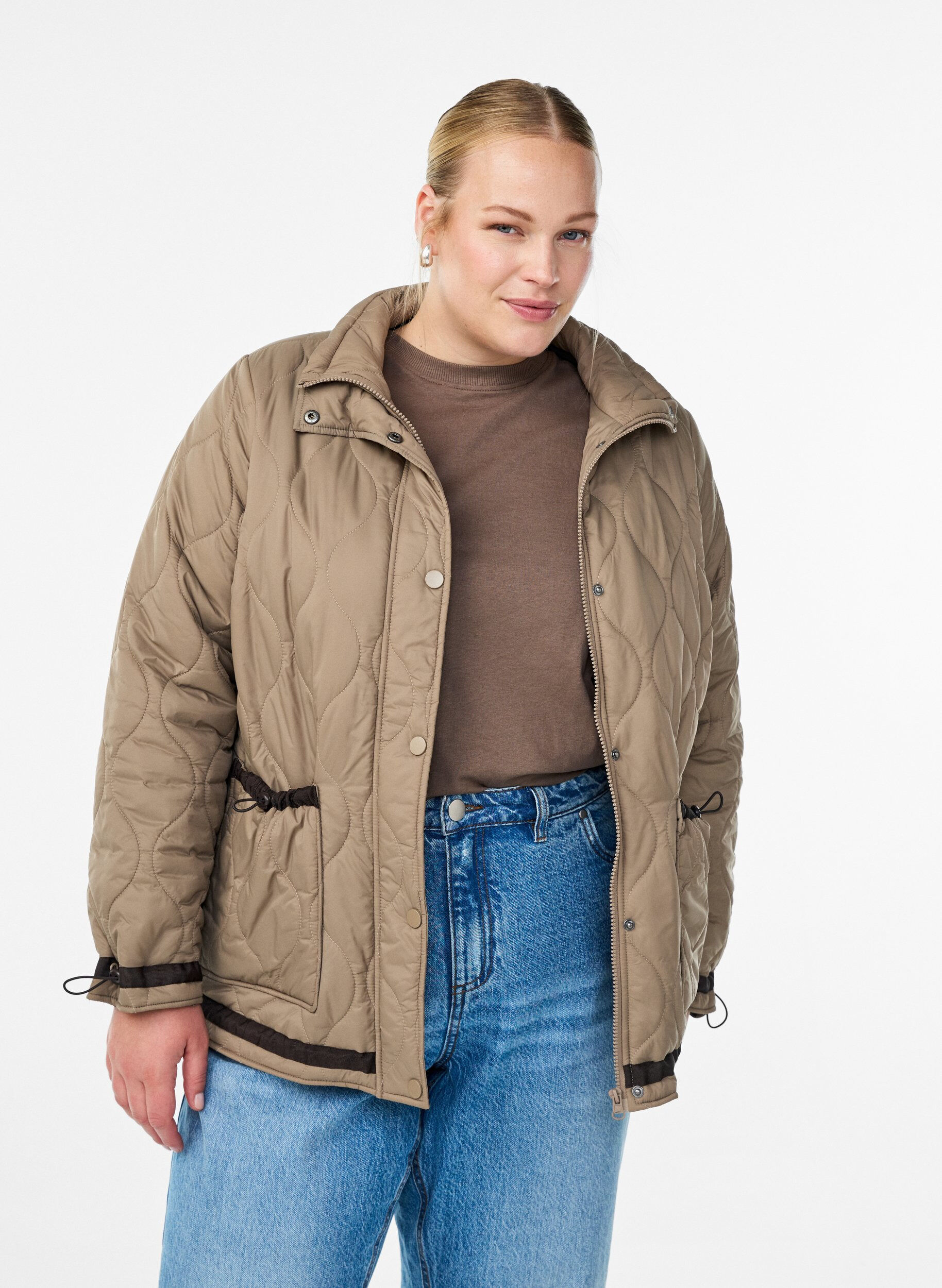 Kurze Steppjacke mit Kontrastdetails, Beige, Model