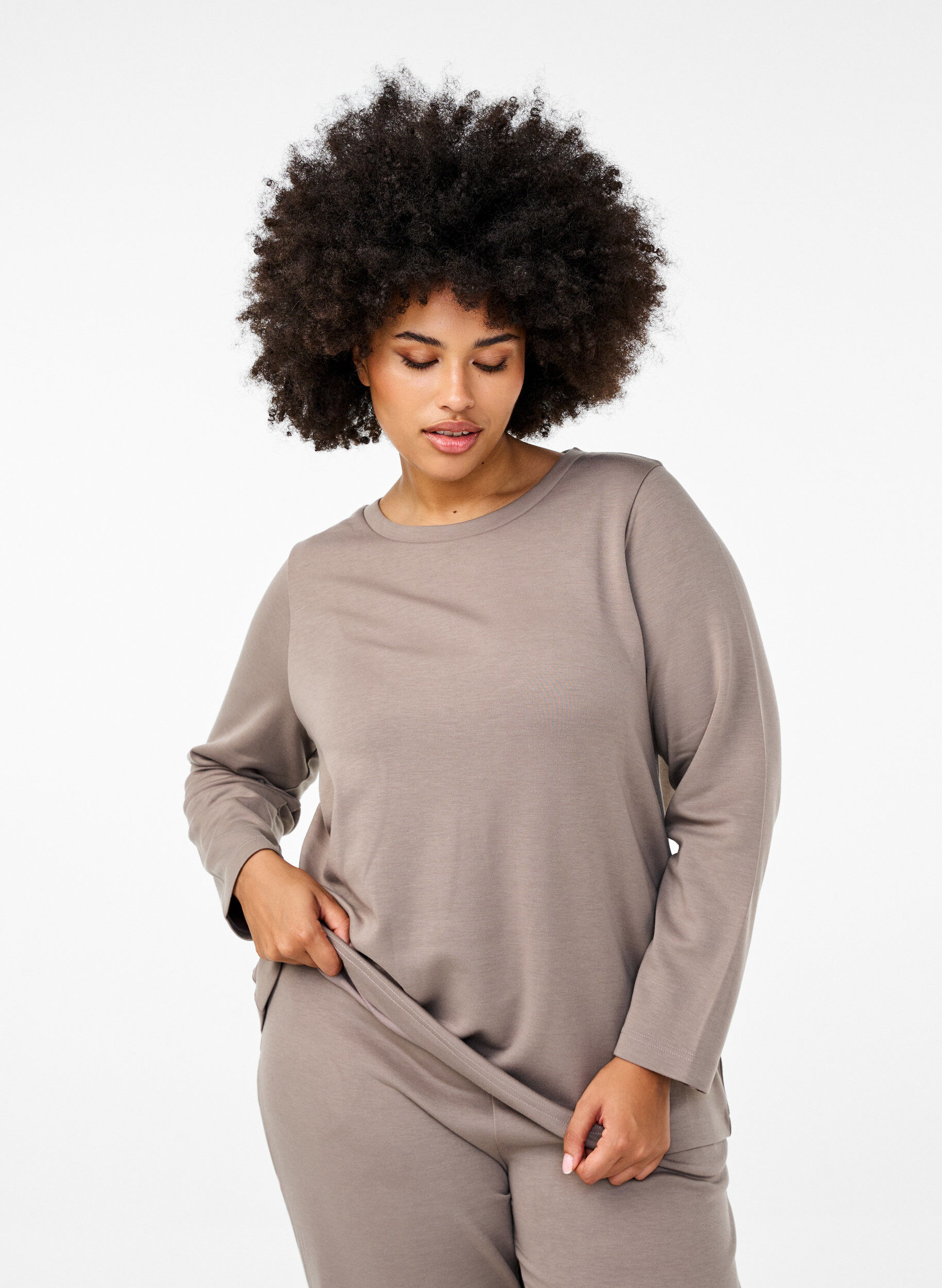 Zizzi Bluse aus Modal-Mischung mit Rundhalsausschnitt, Beige, Model image number 0