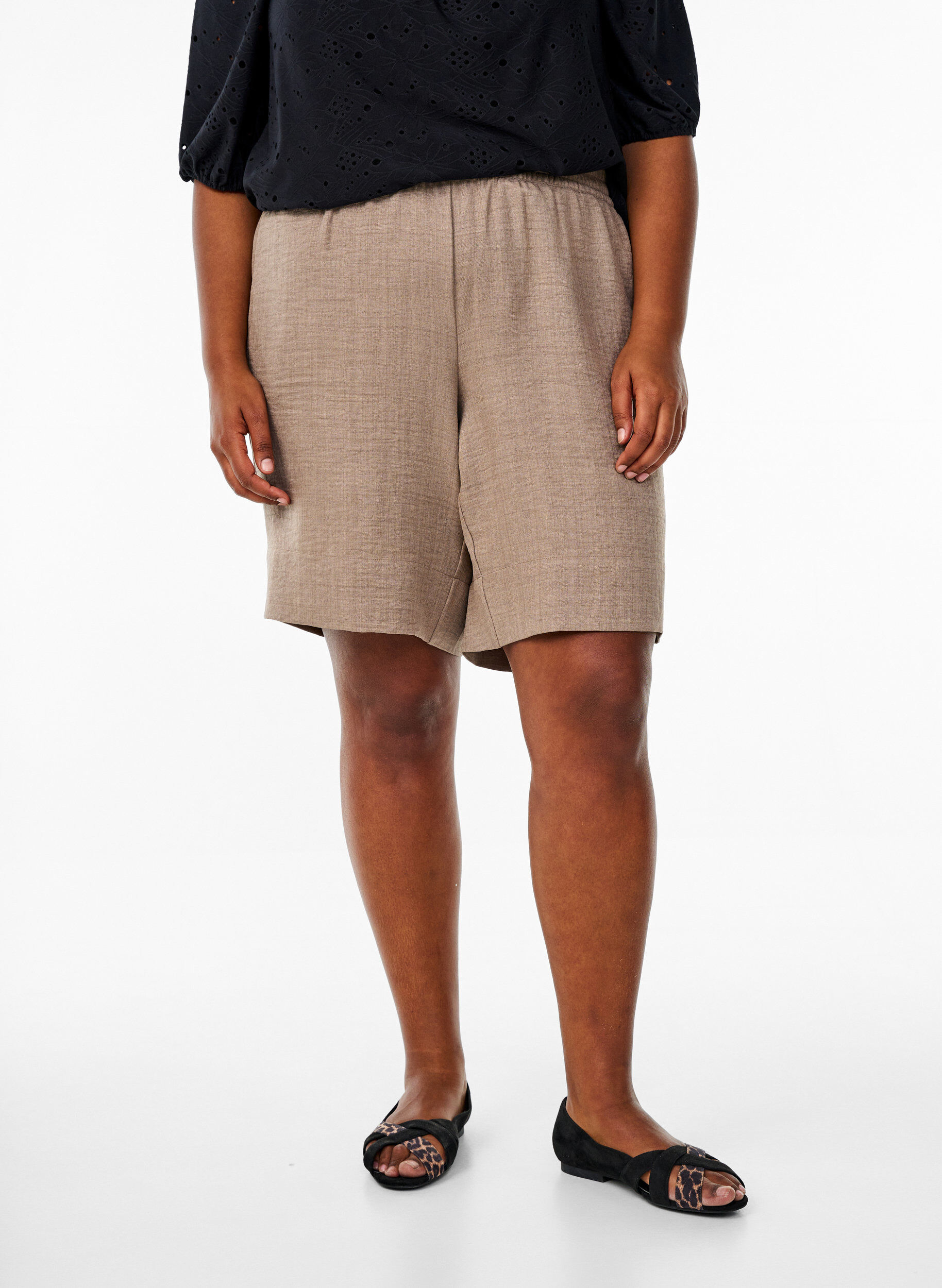 Zizzi Shorts mit Taschen und hoher Taille, Braun, Model image number 3