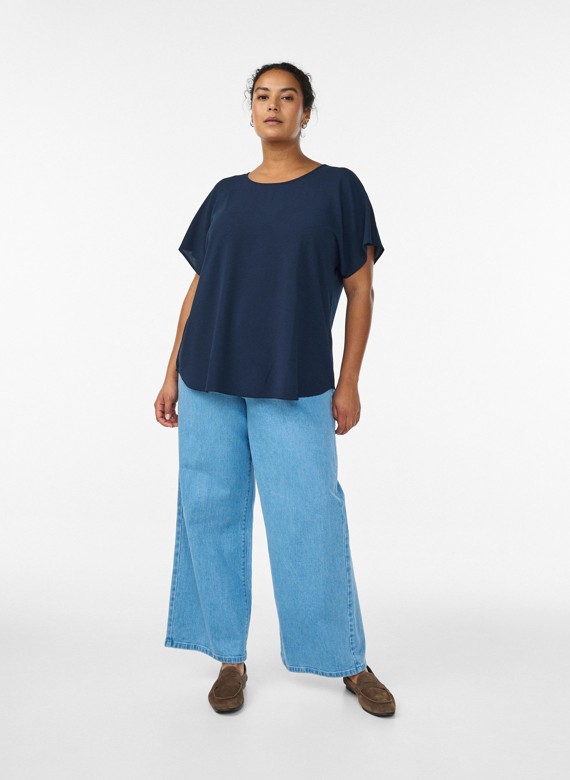 Zizzi Bluse mit kurzen &Auml;rmeln und Rundhalsausschnitt, Blau, Model image number 1