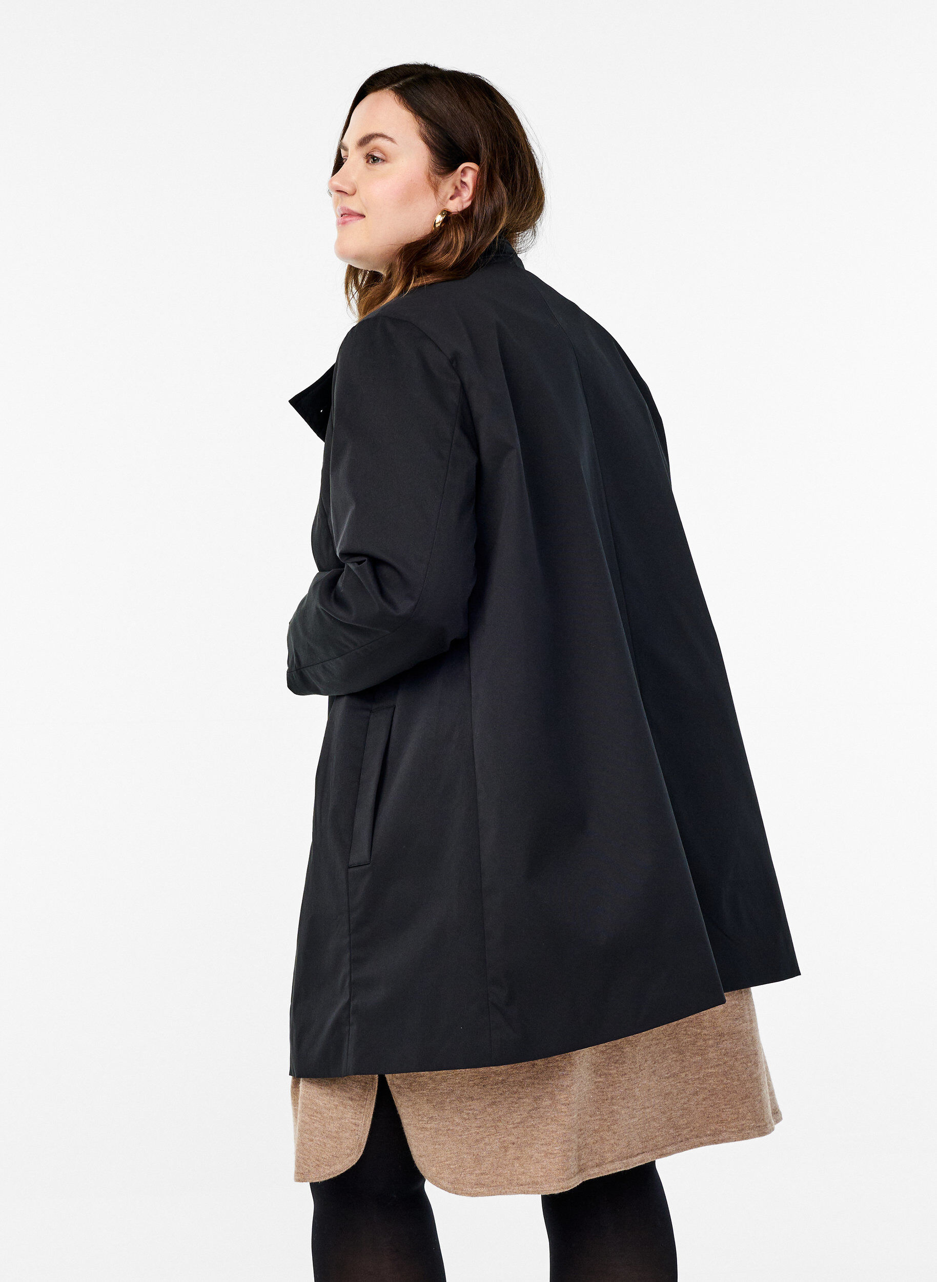 Zizzi Fr&uuml;hlingsjacke aus wasserabweisendem Material mit A-Linie, Schwarz, Model image number 2
