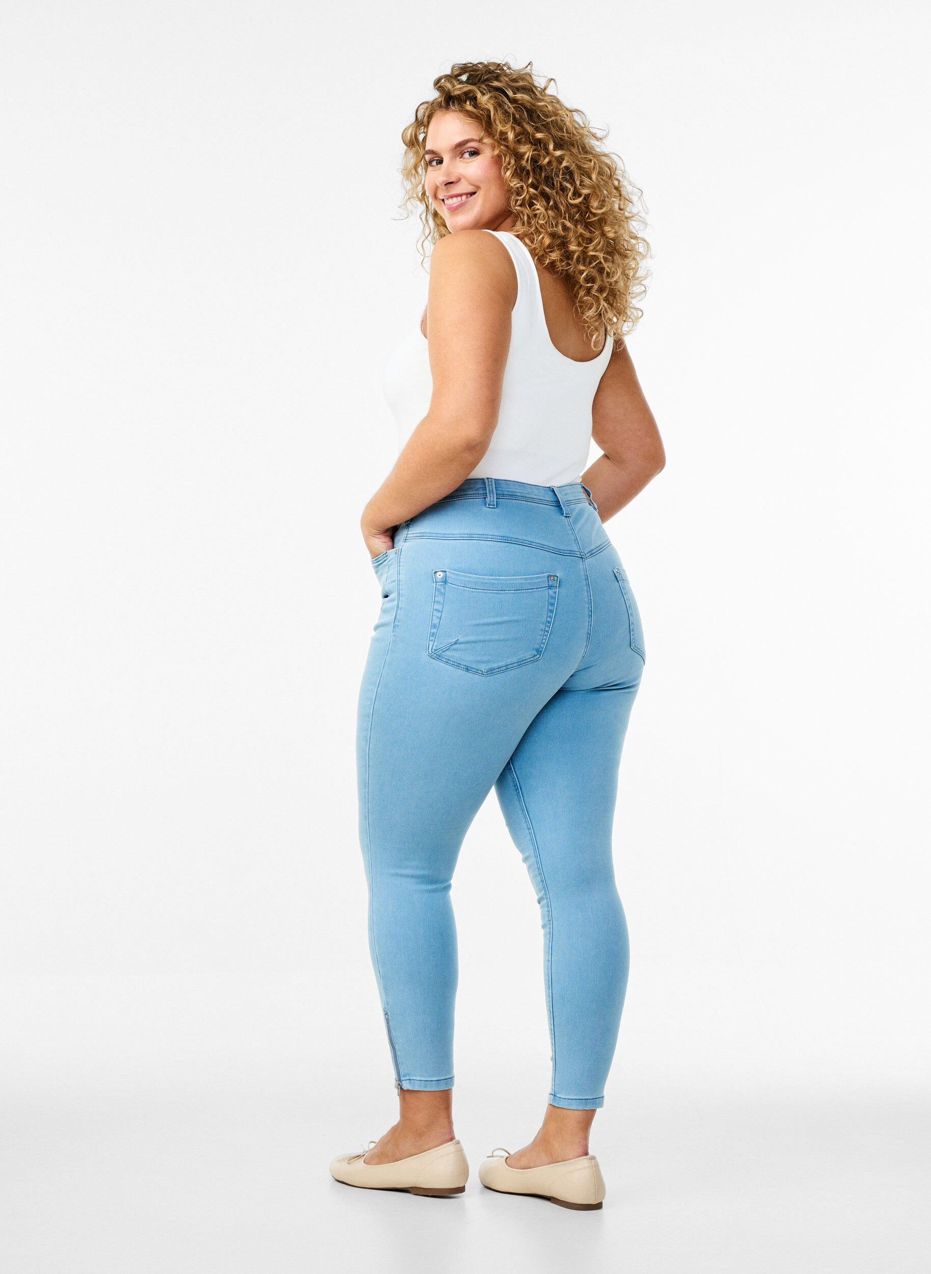 Zizzi Cropped Amy Jeans mit Rei&szlig;verschluss, Blau, Model image number 1
