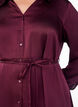 Hemdblusenkleid aus Satin mit einem Bindeg&uuml;rtel, Rot, Model image number 3