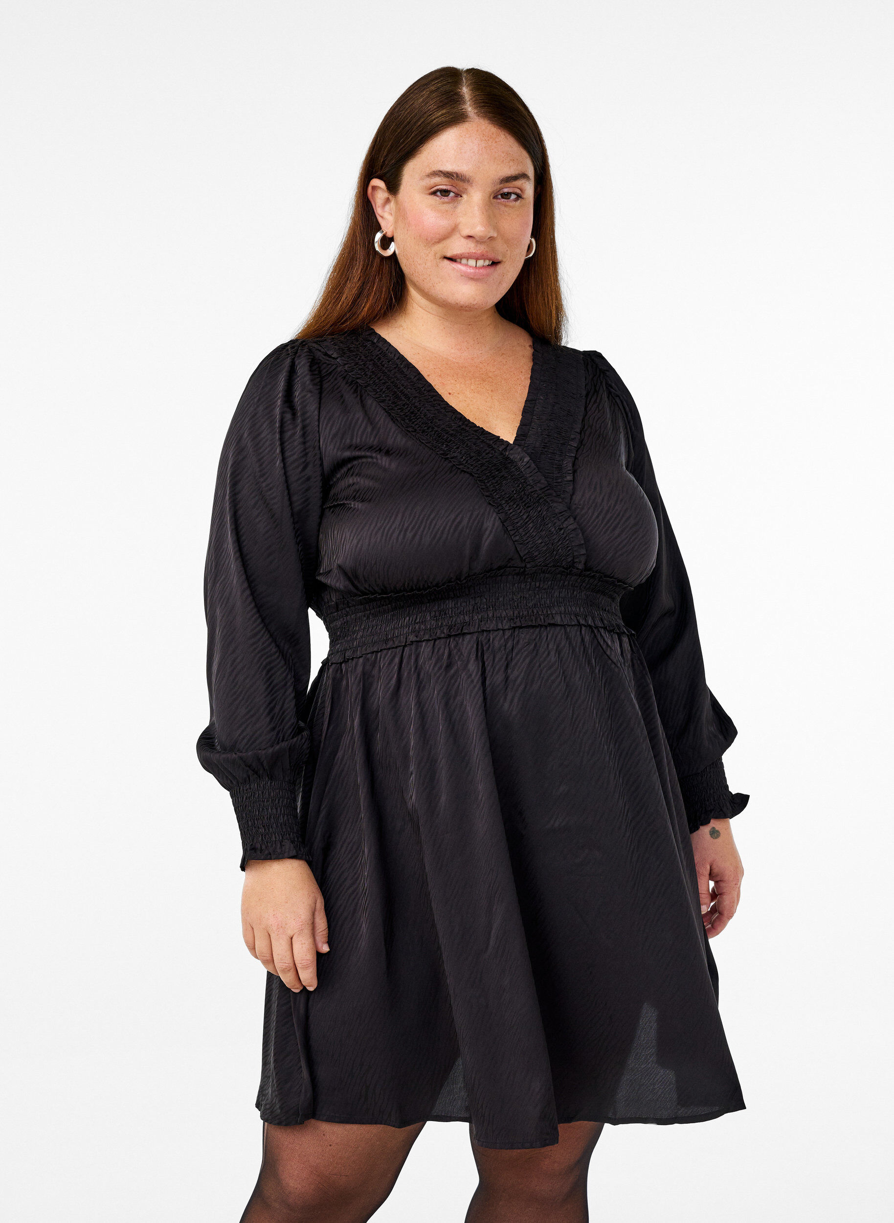 Zizzi Kleid mit Smockdetails, Schwarz, Model image number 0