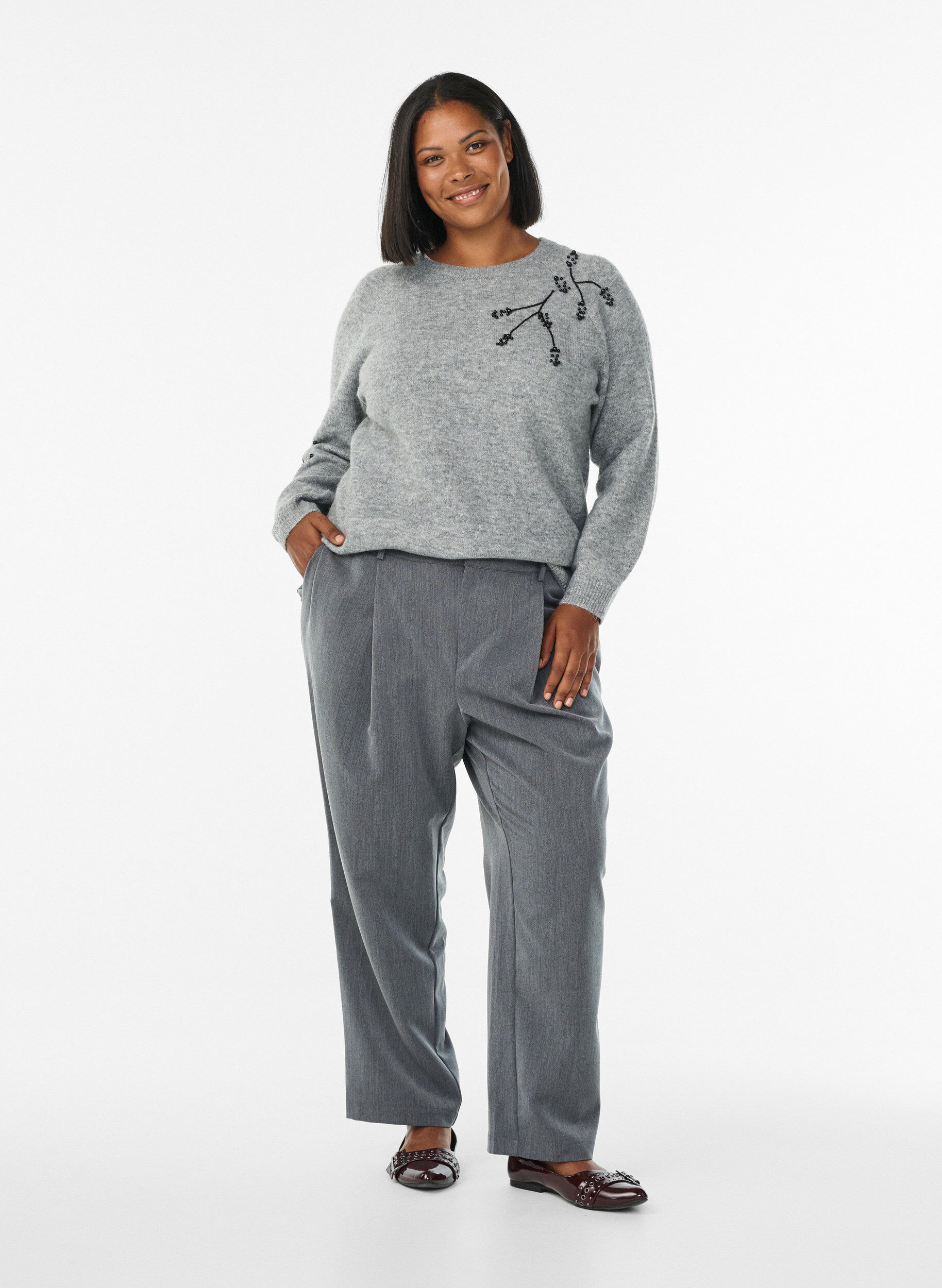 Zizzi Pullover mit Perlenstickerei, Grau, Model image number 1