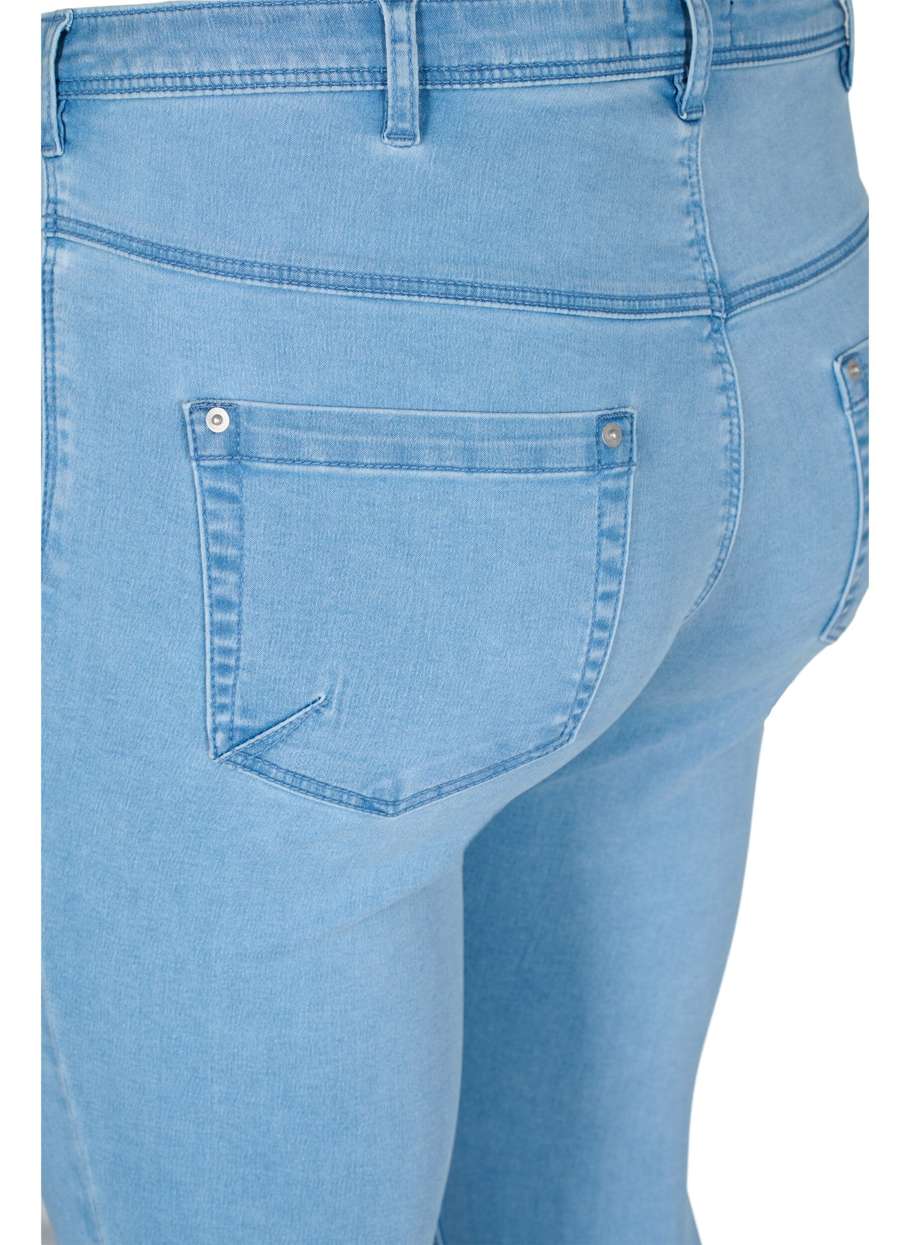 Zizzi Cropped Amy Jeans mit Rei&szlig;verschluss, Blau, Packshot image number 3