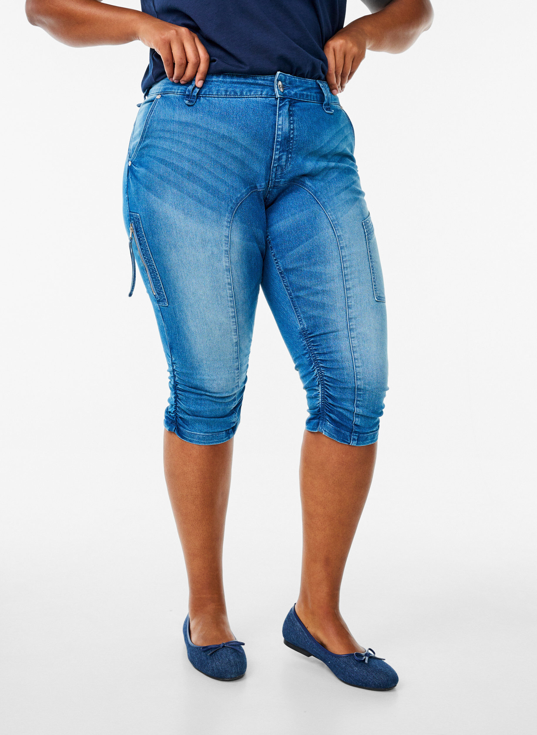 Zizzi Slim Fit Capri-Jeans mit Taschen, Blau, Model image number 2