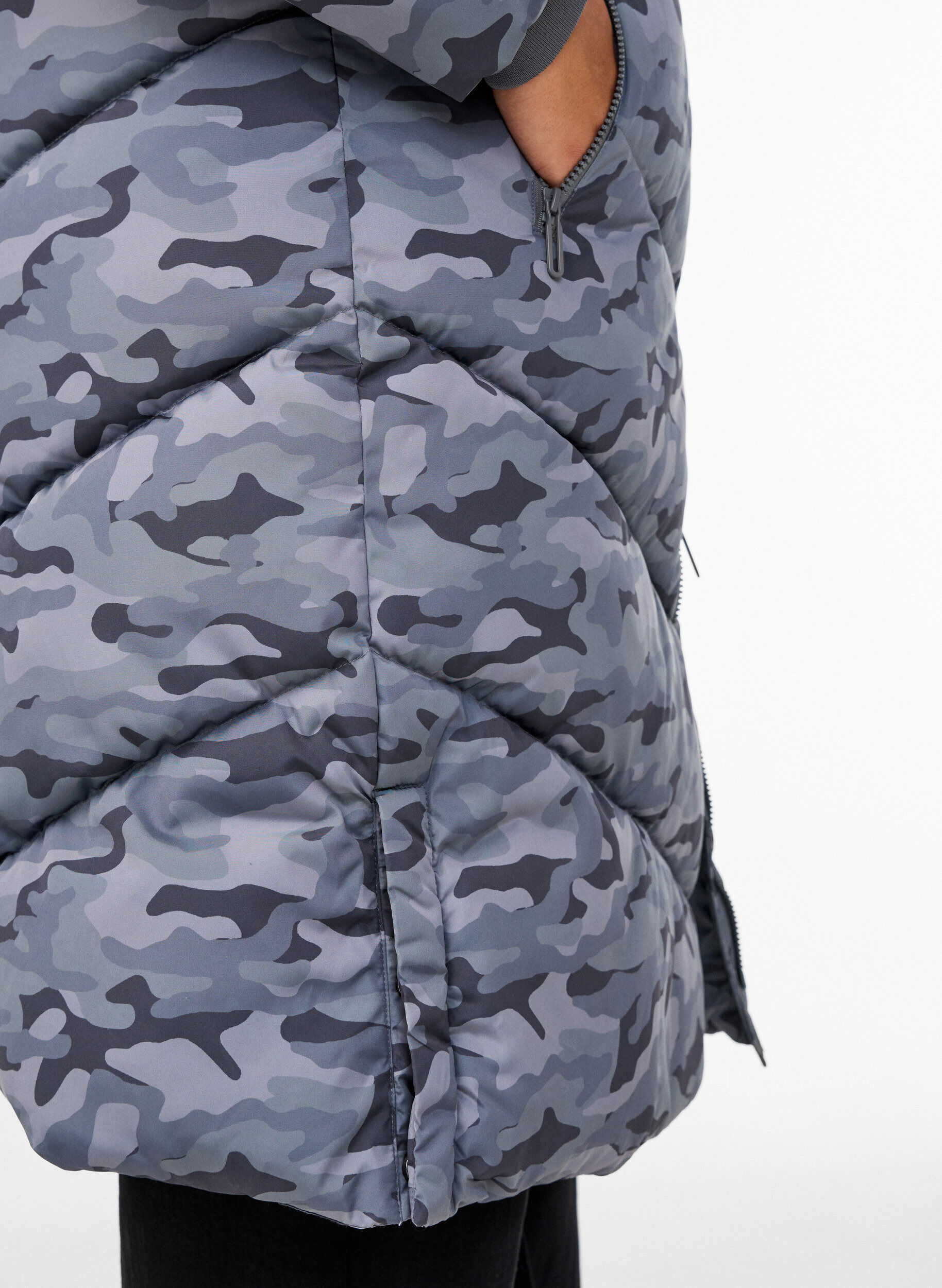 Zizzi Lange Camouflage-Steppjacke, Grau, Model image number 4