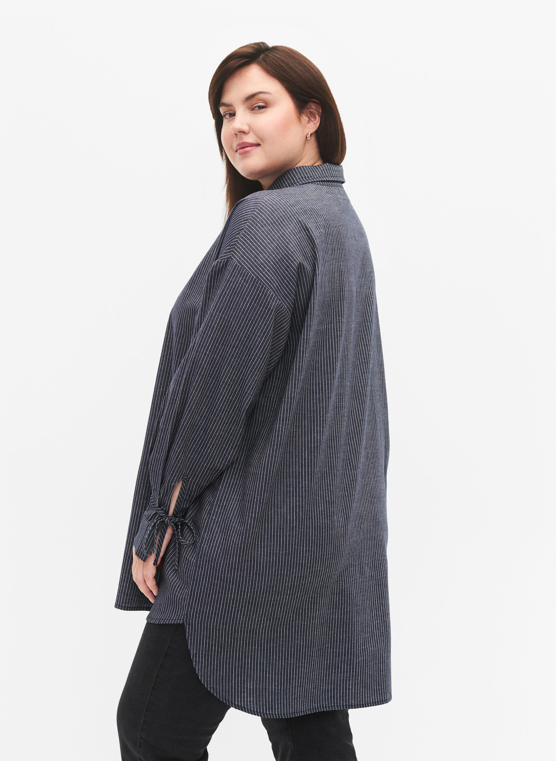 Zizzi Hemd mit Bindedetail an den &Auml;rmeln, Navy Stripe, Model image number 1