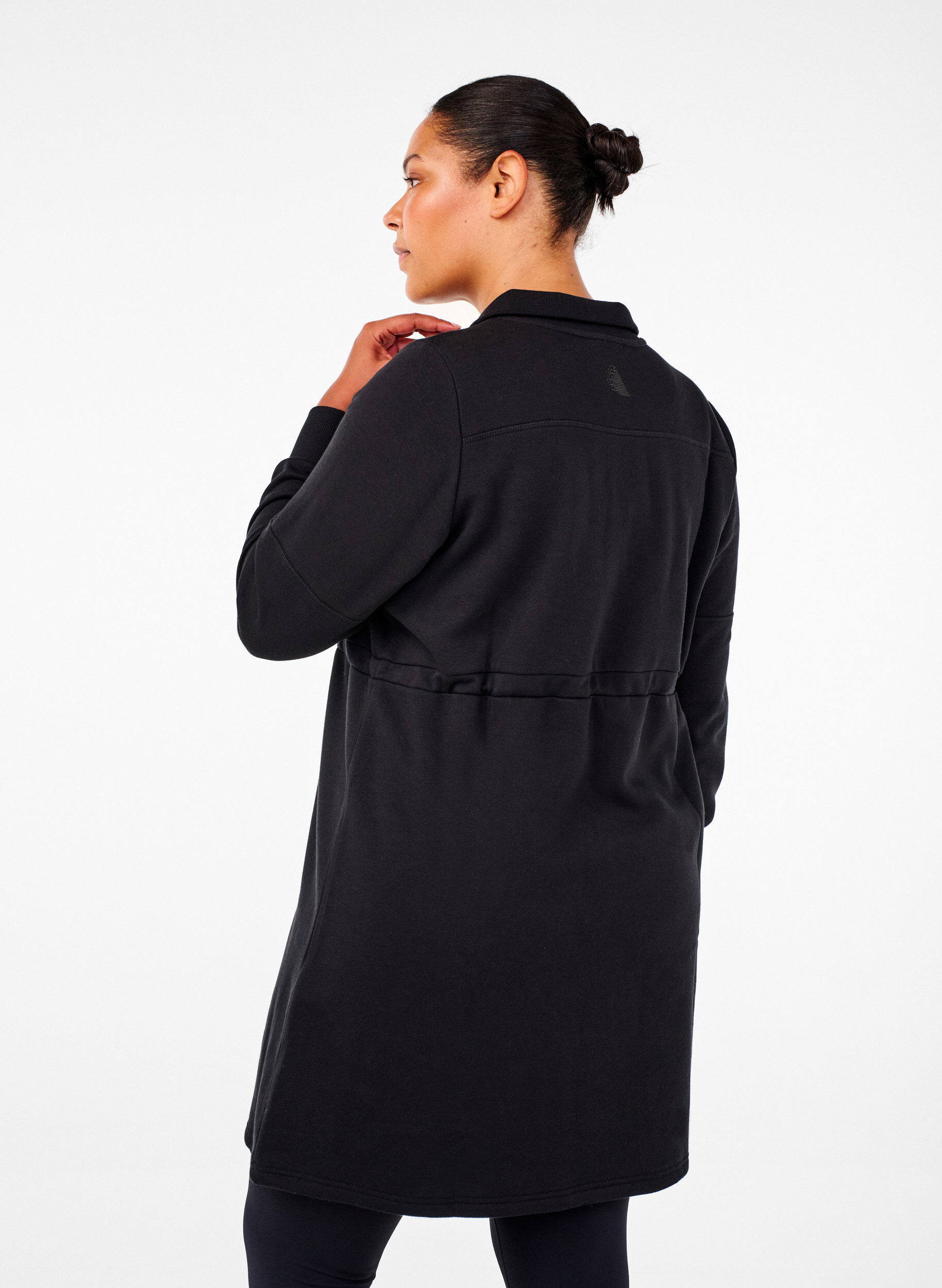 Zizzi Kurzes Sweatshirtkleid mit Stehkragen und verstellbarer Taille, Black, Model image number 1