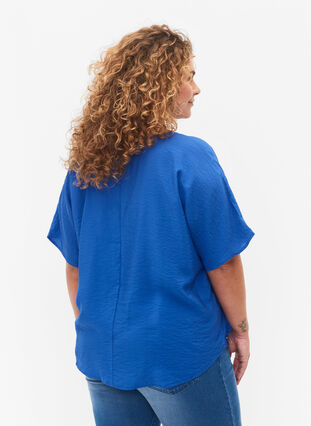 Viskose Bluse mit kurzen Ärmeln und V-Ausschnitt, Dazzling Blue, Model image number 1