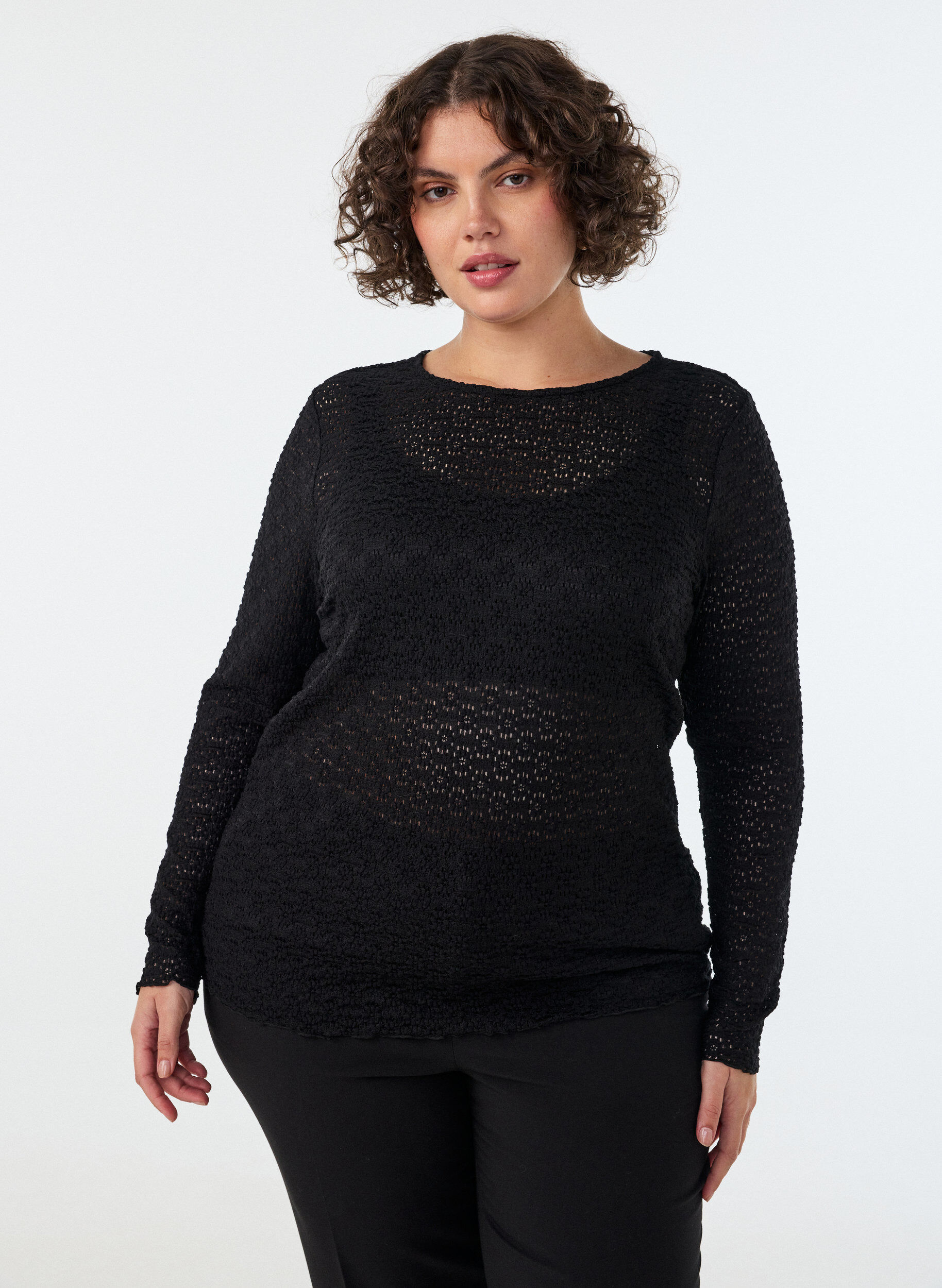 Bluse mit Lochmuster und langen &Auml;rmeln, Schwarz, Model