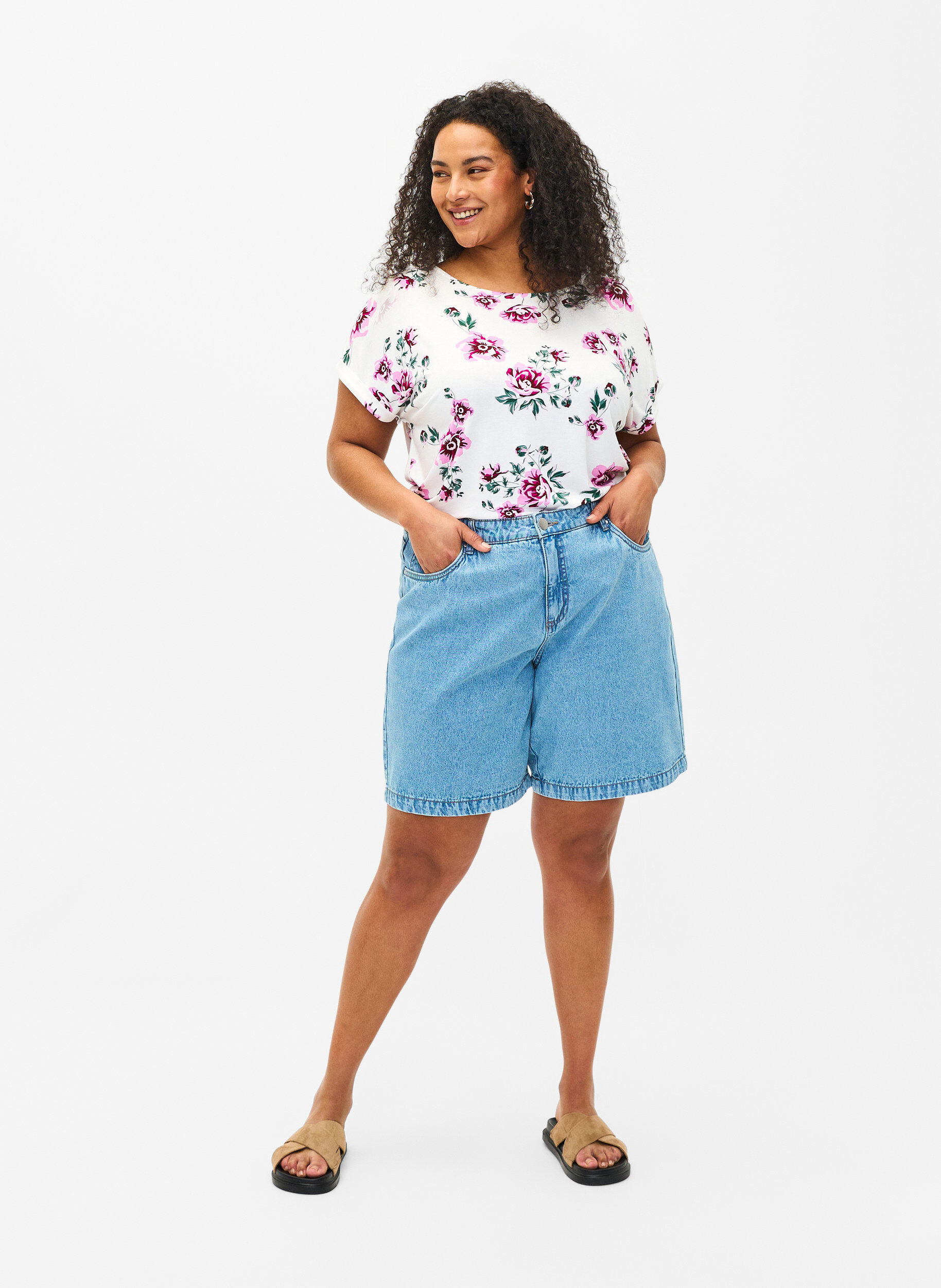 Zizzi Gebl&uuml;mte Bluse aus Viskose mit kurzen &Auml;rmeln, White Pink AOP, Model image number 2