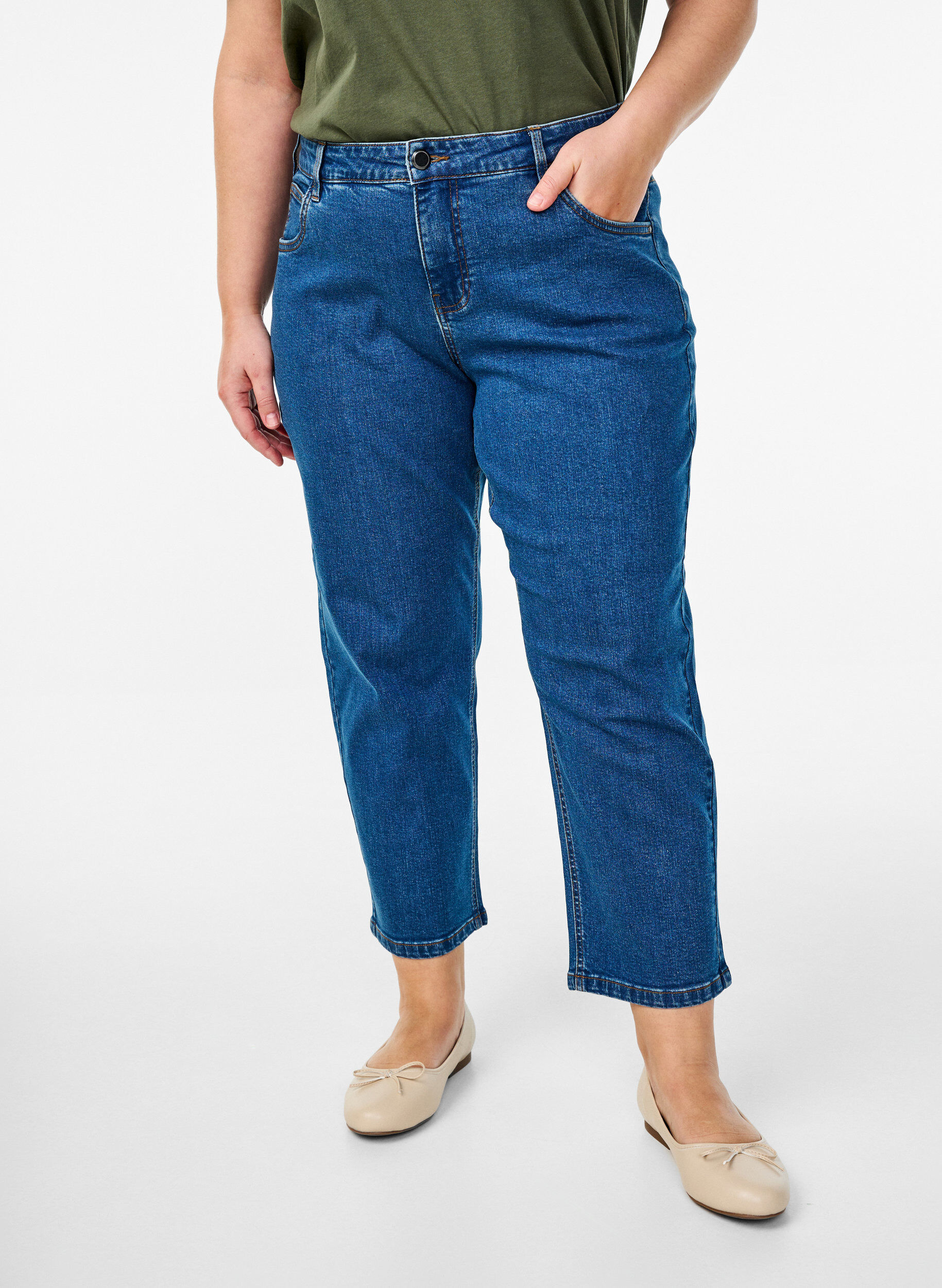 Zizzi Gek&uuml;rzte Vera Jeans mit geradem Bein, Blau, Model image number 2