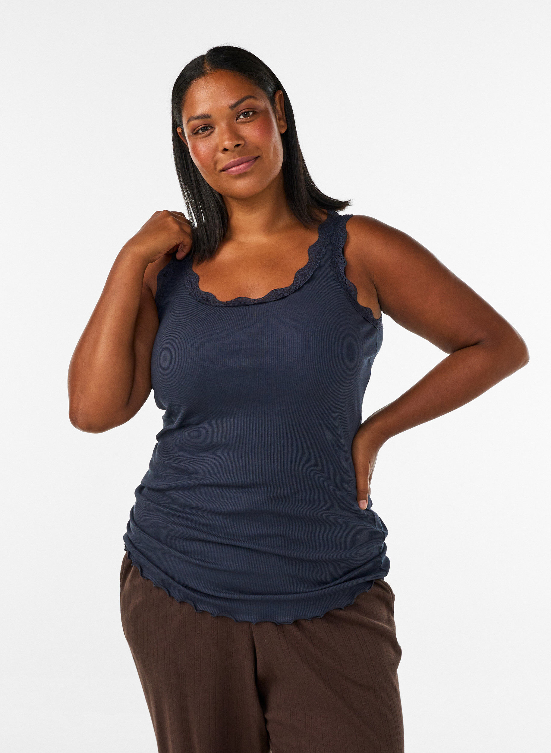 ZizziTop mit Spitzensaum, Blau, Model image number 0