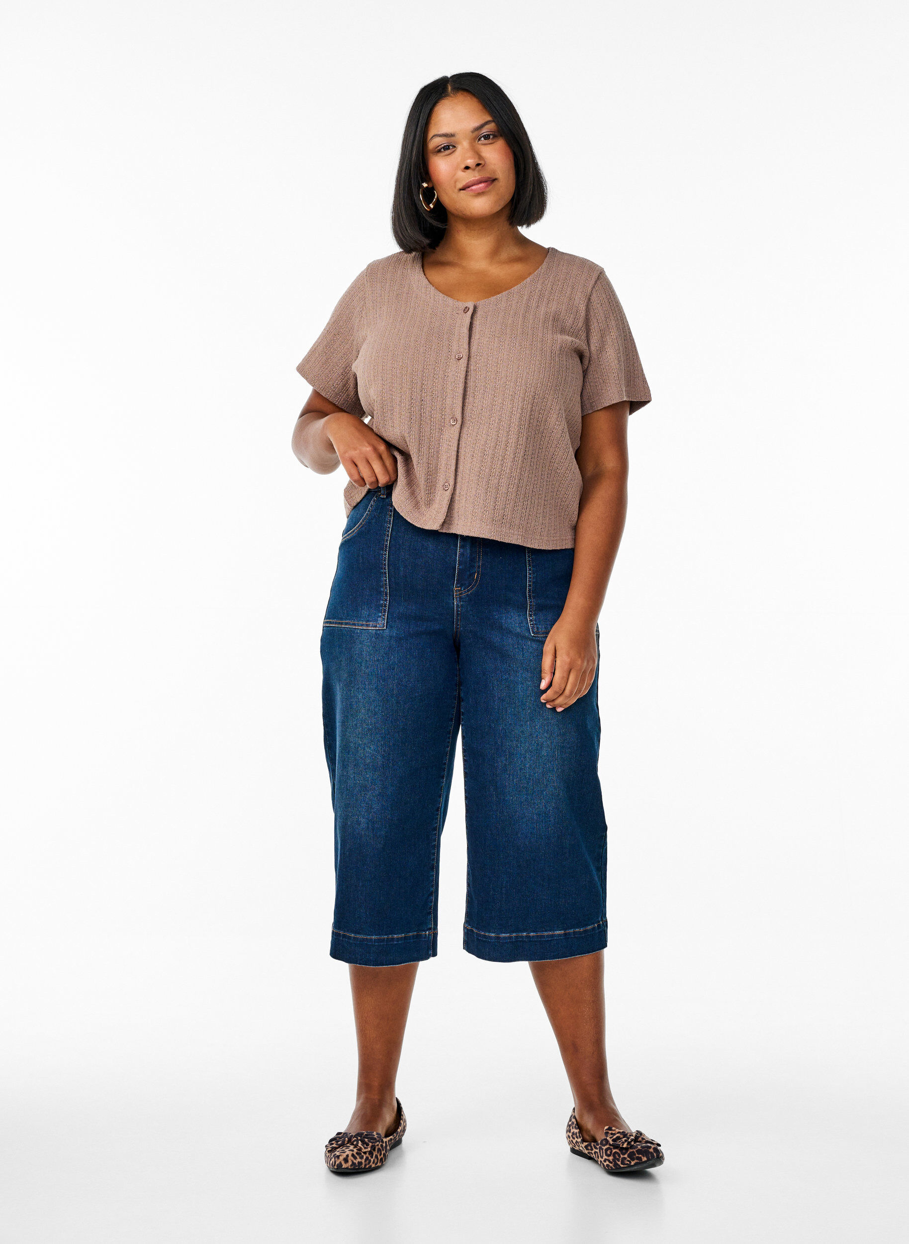 Zizzi Strickjacke aus Jersey mit kurzen &Auml;rmeln, Braun, Model image number 1