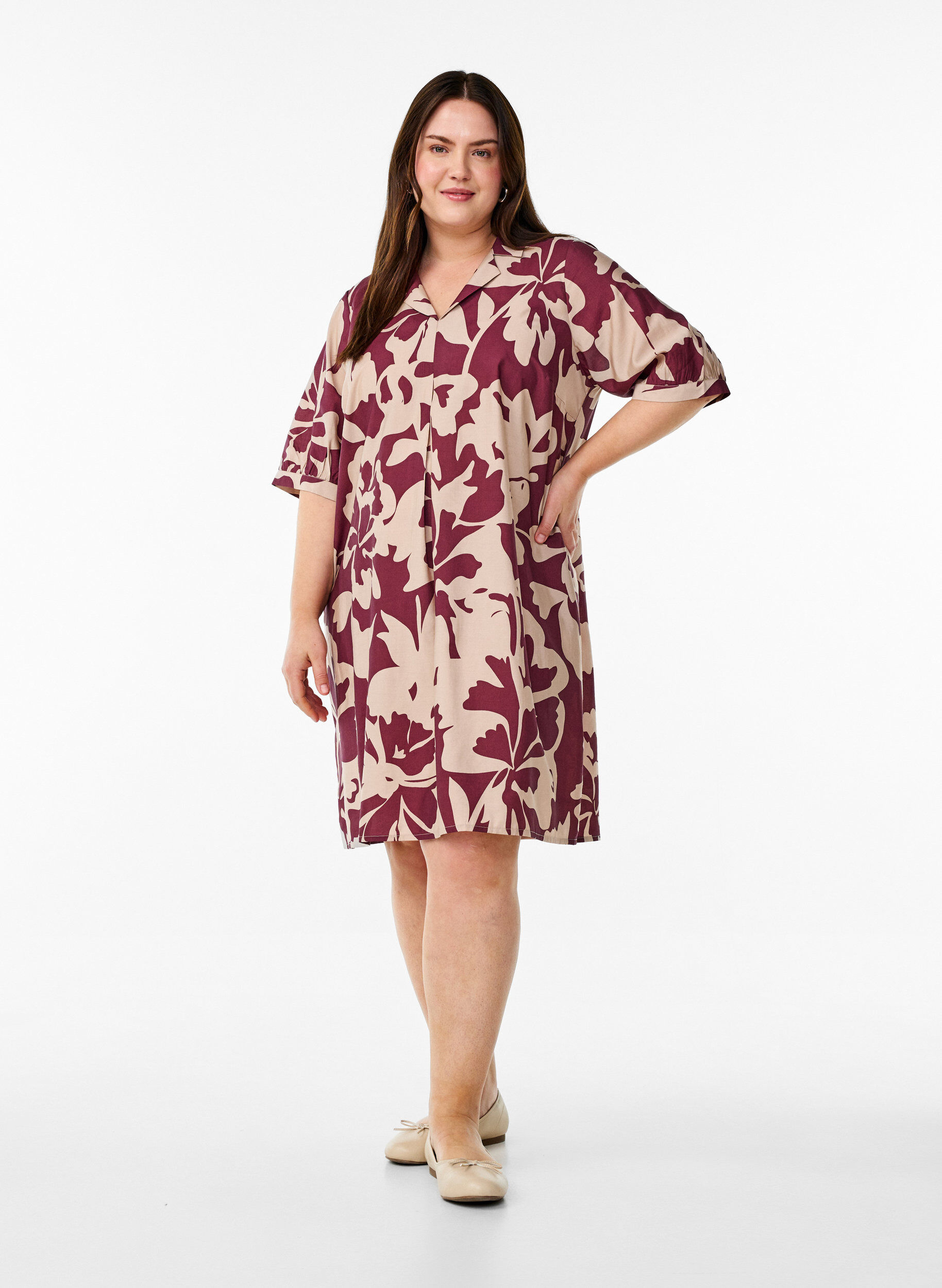Zizzi Kleid in Kniel&auml;nge mit Print und V-Ausschnitt, Rot, Model image number 1