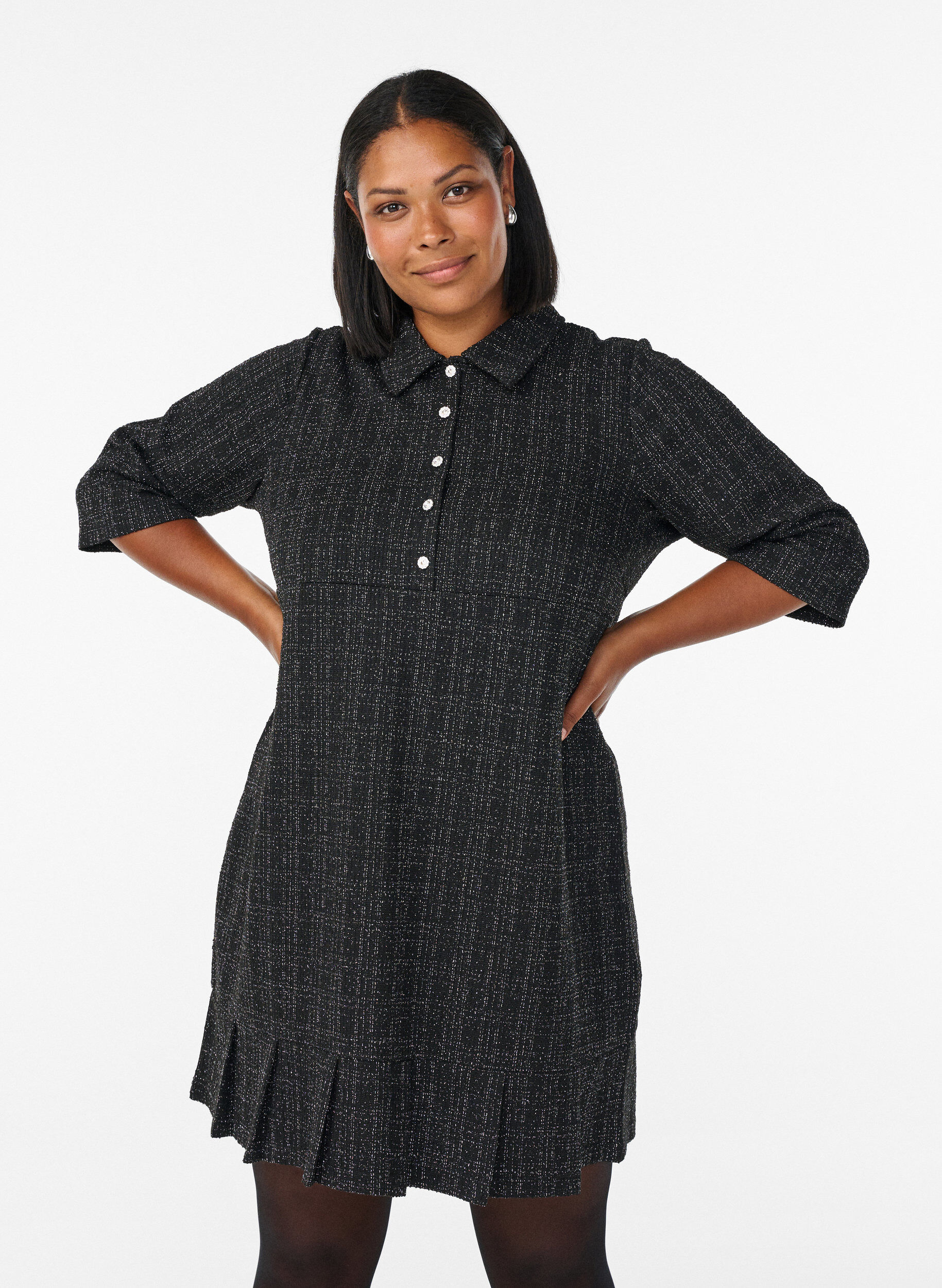 Zizzi Kurzes Boucl&eacute;-Kleid mit Zierkn&ouml;pfen, Schwarz, Model image number 0